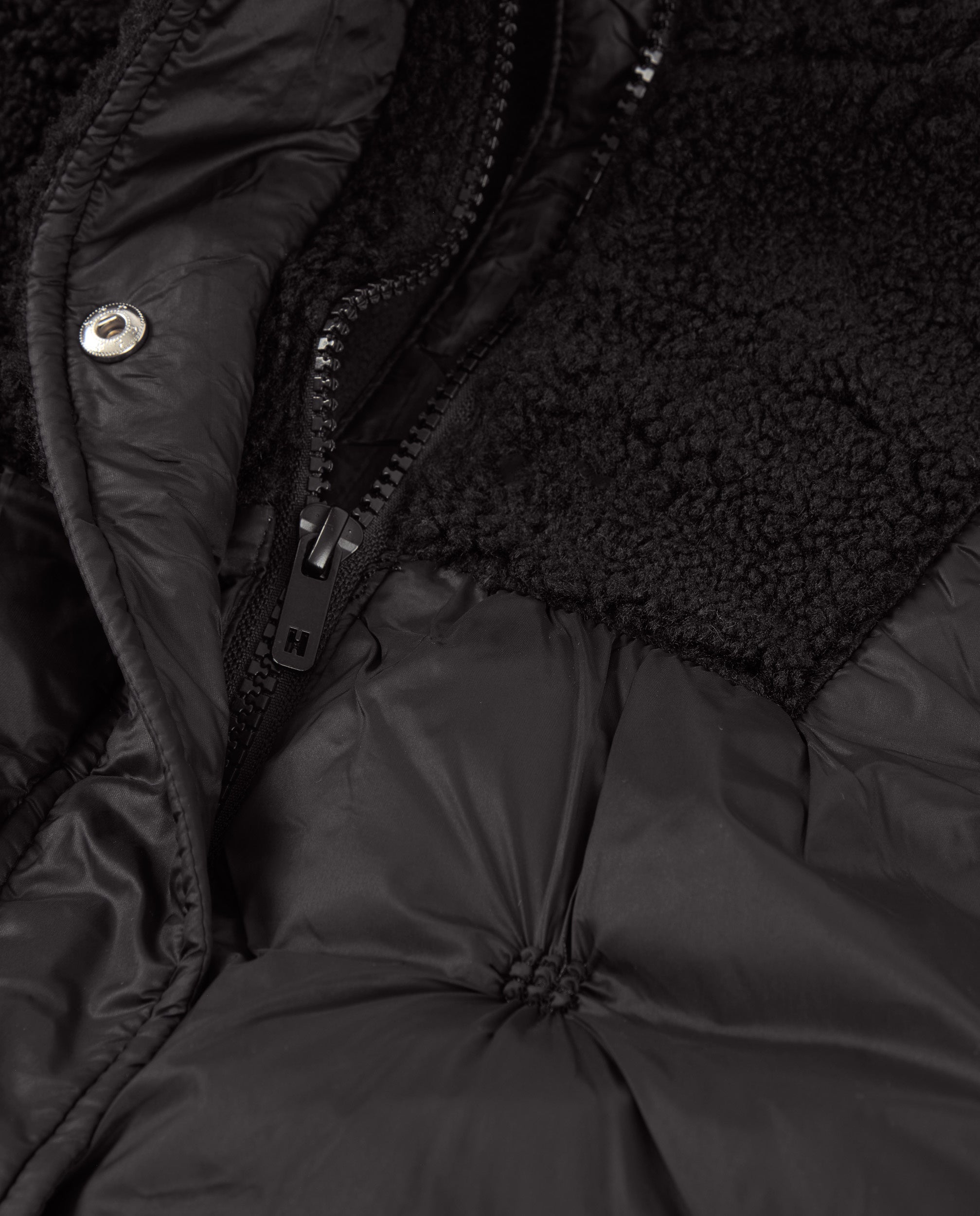 Abrigo acolchado de niña en negro con cuello de borreguito