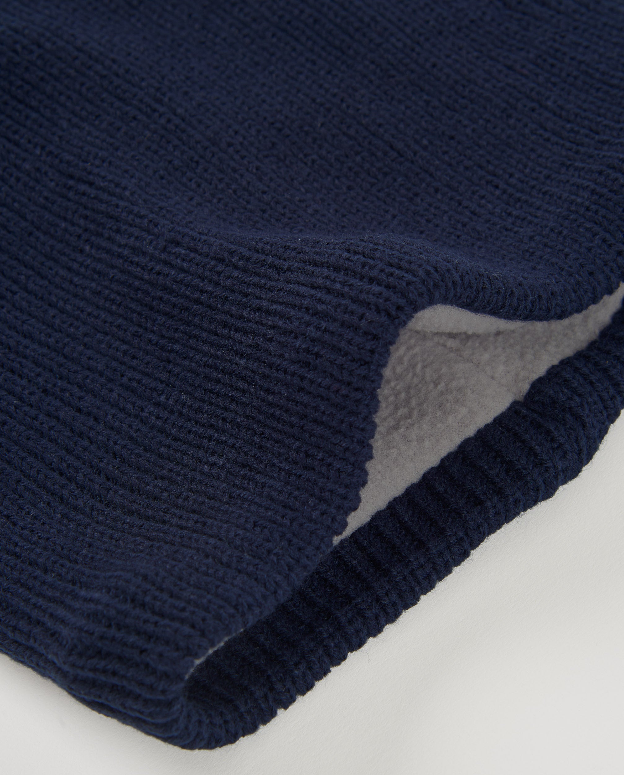 Set de gorro con pompón y braga de punto en azul marino