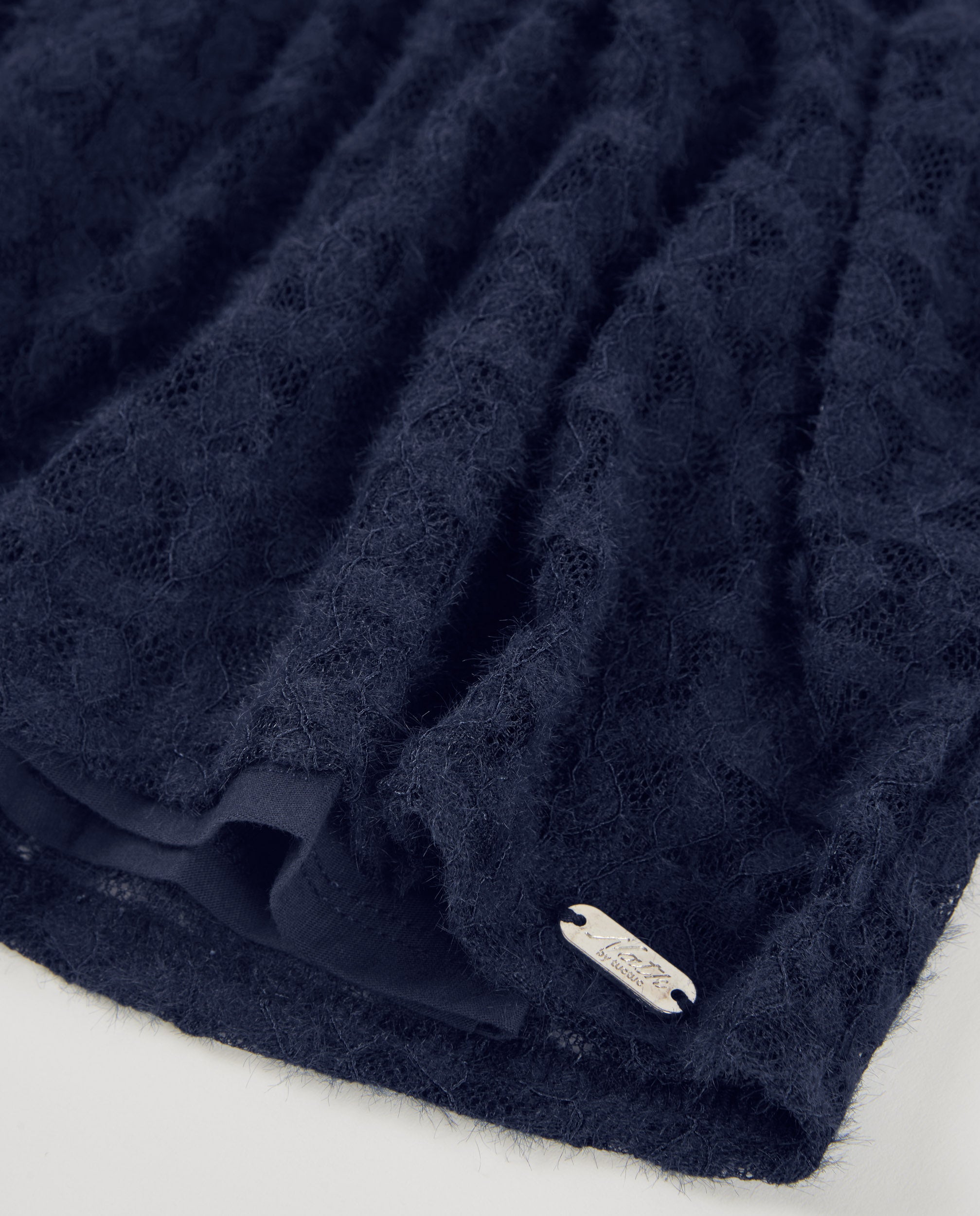 Vestido de niña en azul marino con encaje y manga larga