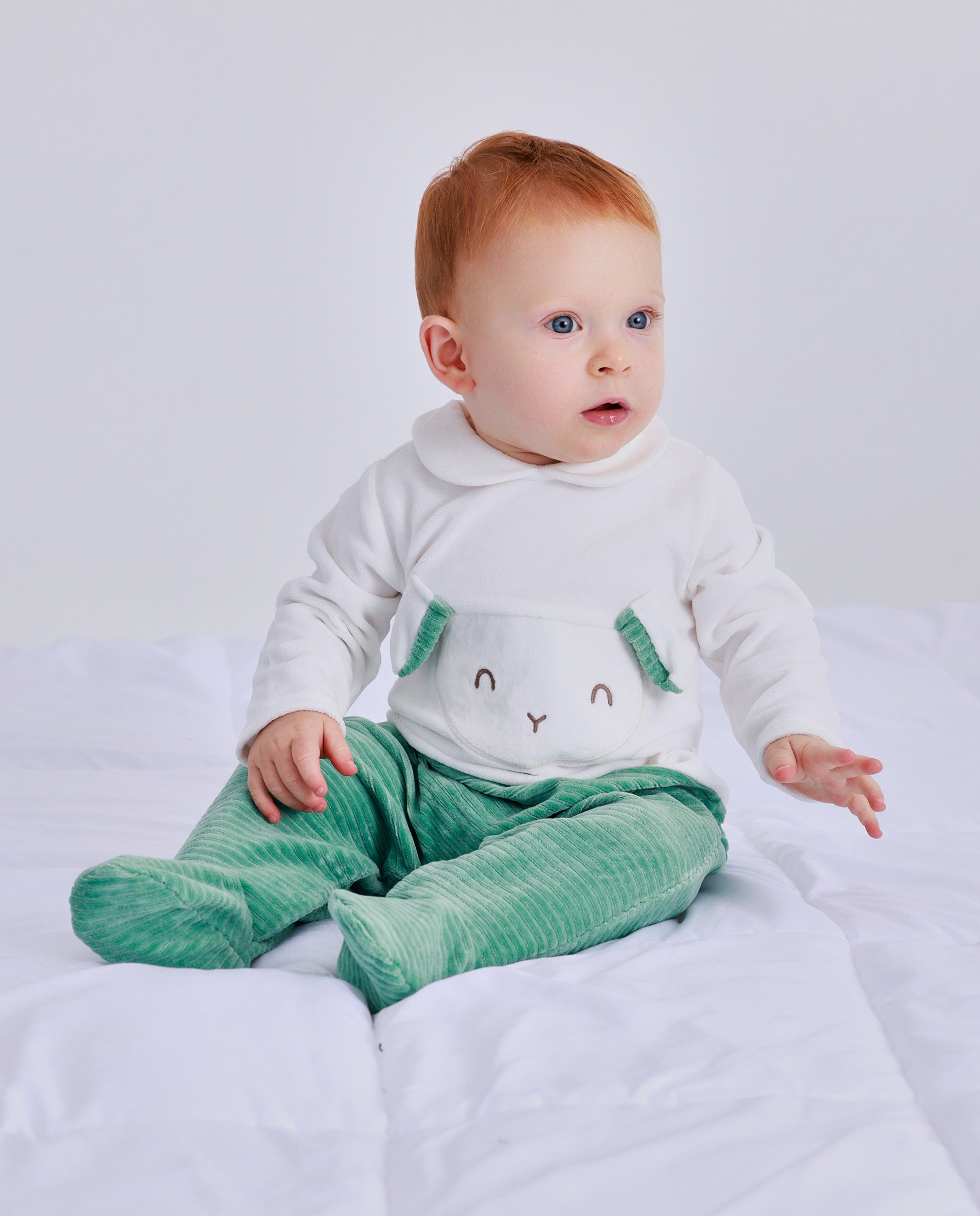 Pelele de terciopelo para recién nacido en tonos verde y blanco con diseño de carita
