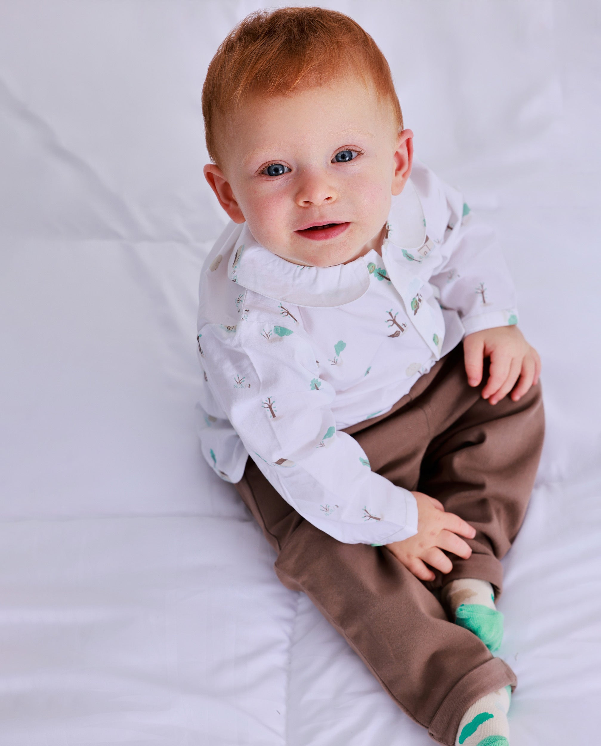 Shirt and pants set for newborn with little houses and trees print.