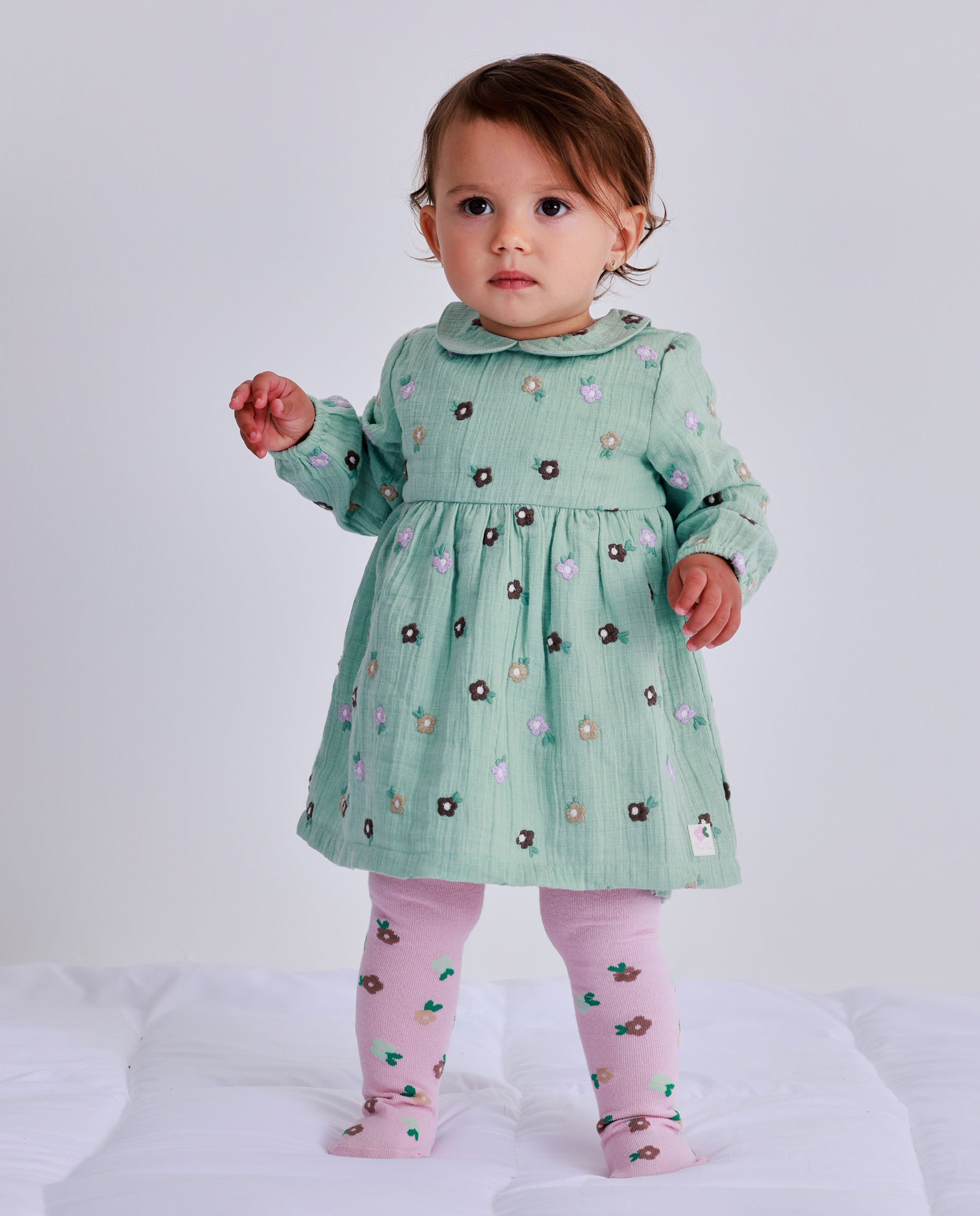 Vestido para bebé niña en verde con bordado de flores