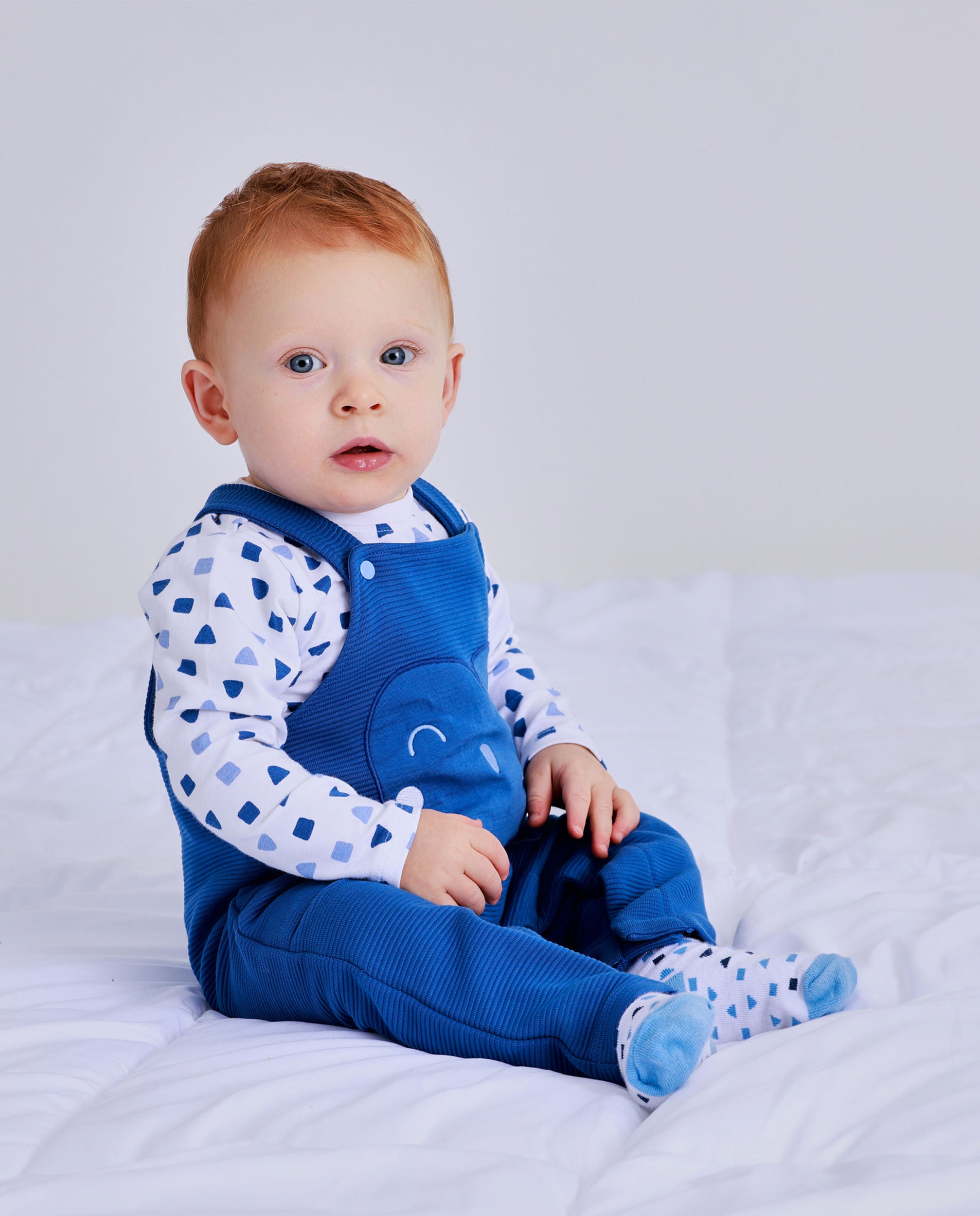 Ensemble salopette et t-shirt pour nouveau-né dans les tons bleu et blanc avec imprimé petit animal