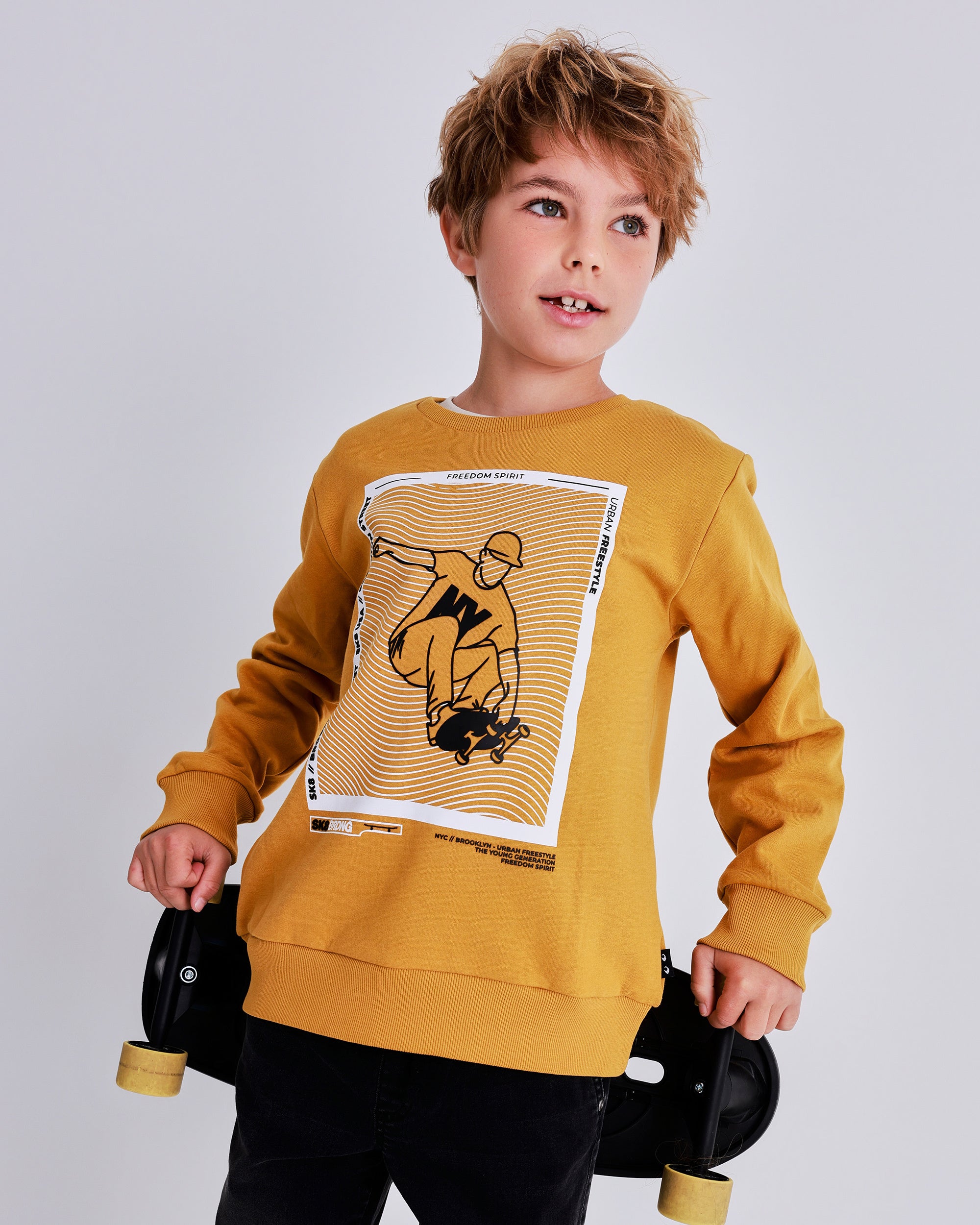 Sudadera mostaza para niño con estampado de skater