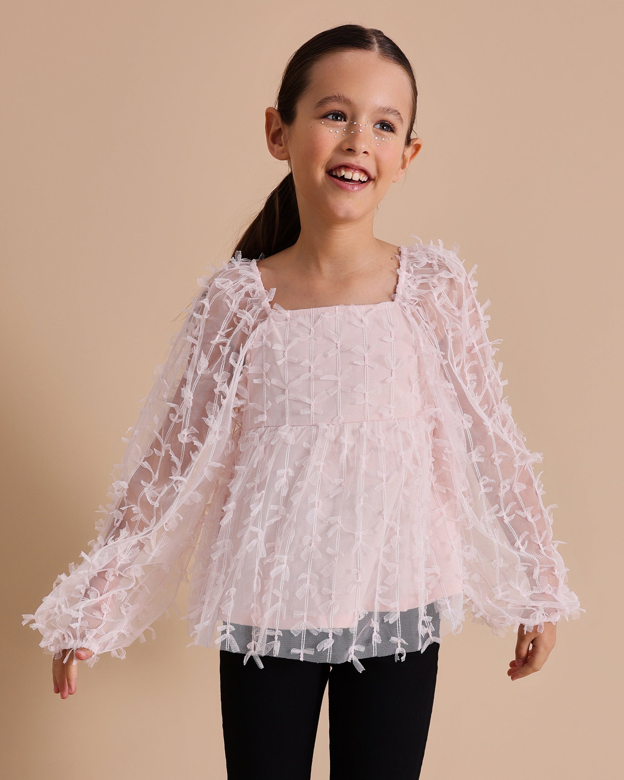 Blusa de niña en tul rosa con mangas abullonadas