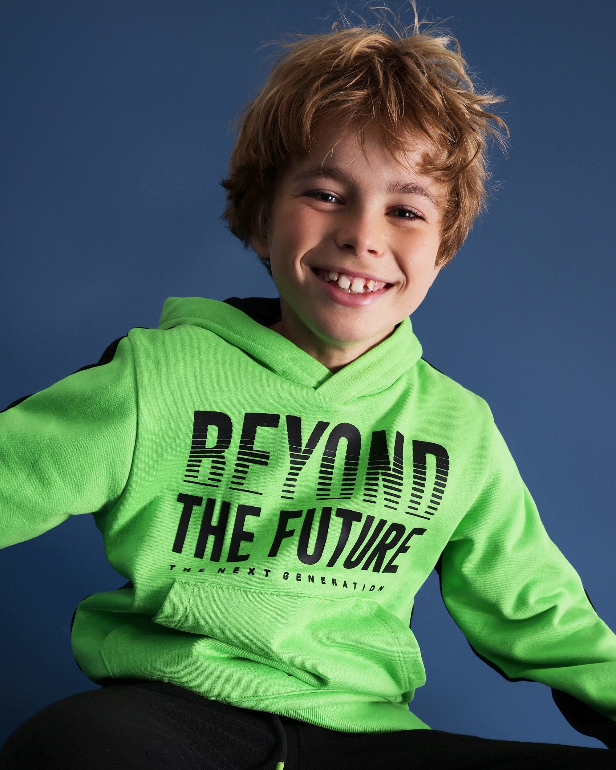 Sudadera bicolor para niño con capucha y estampado "Beyond the Future"