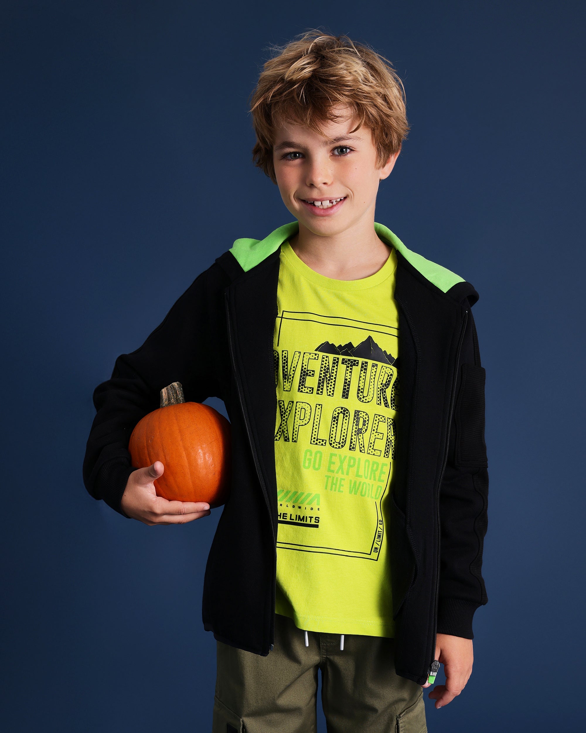 Sudadera con capucha negra para niño con estampado verde fluorescente