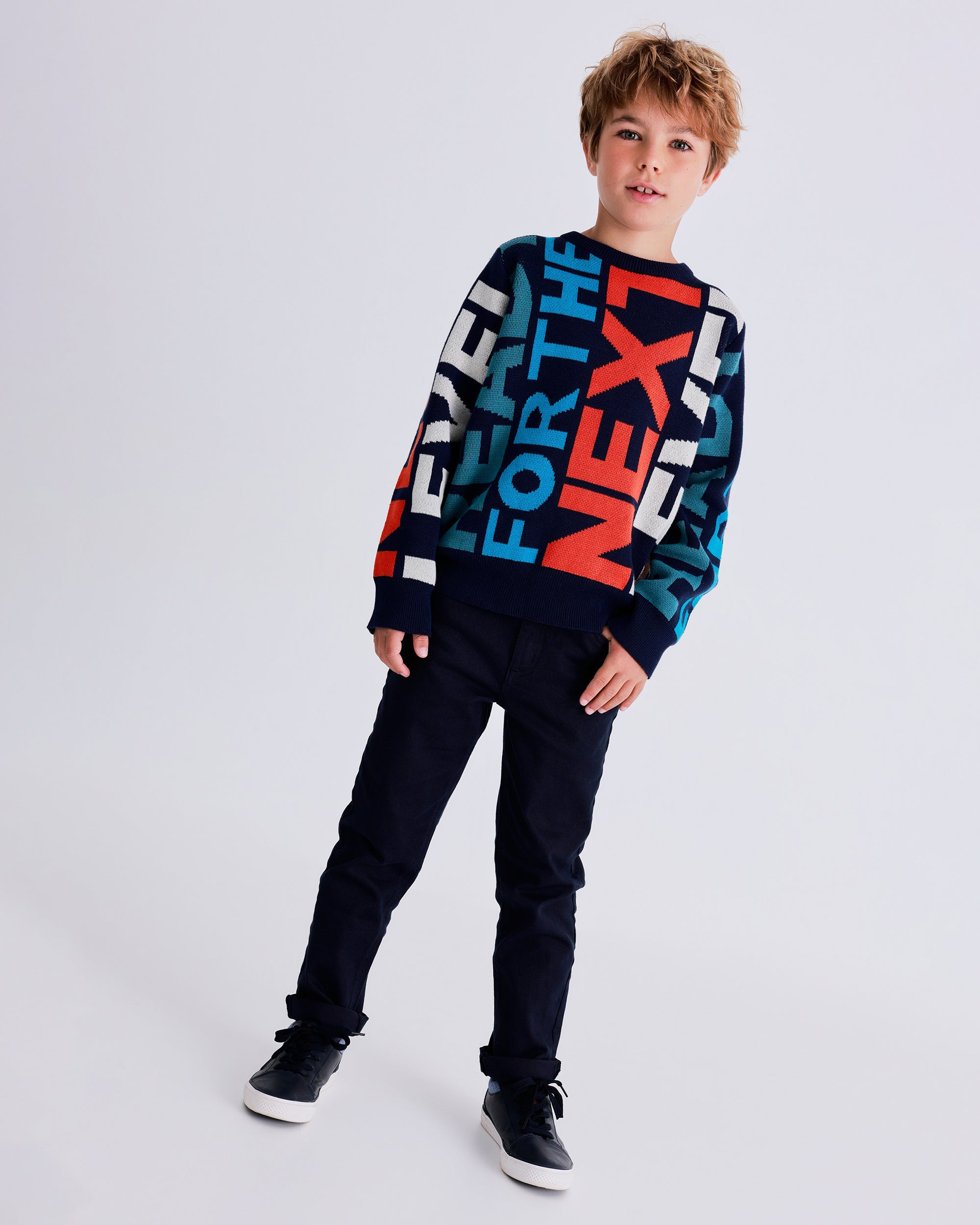 Pantalón de mezclilla azul marino para niño con diseño clásico de cinco bolsillos