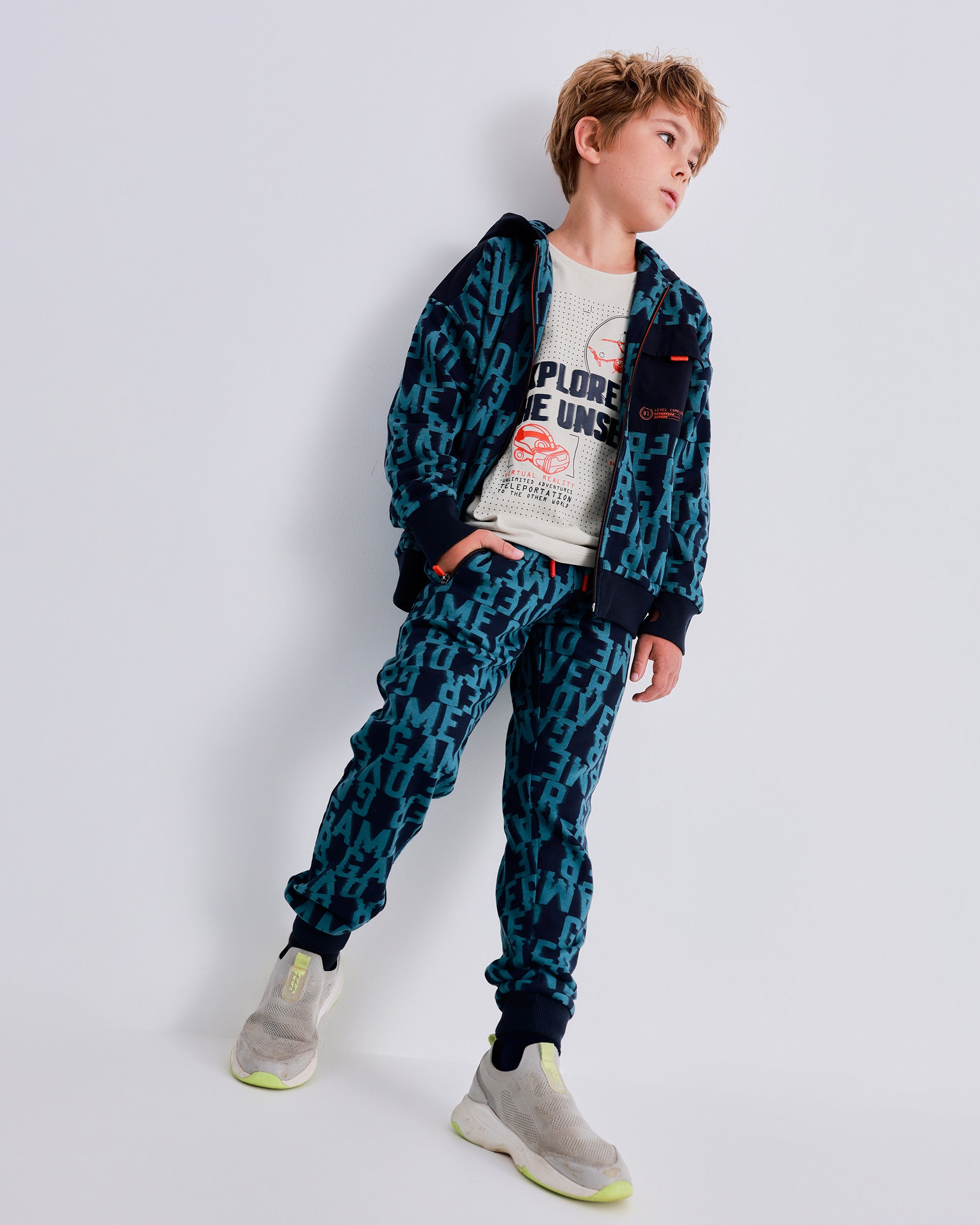 Jogger para niño con estampado “Game Over” en azul marino