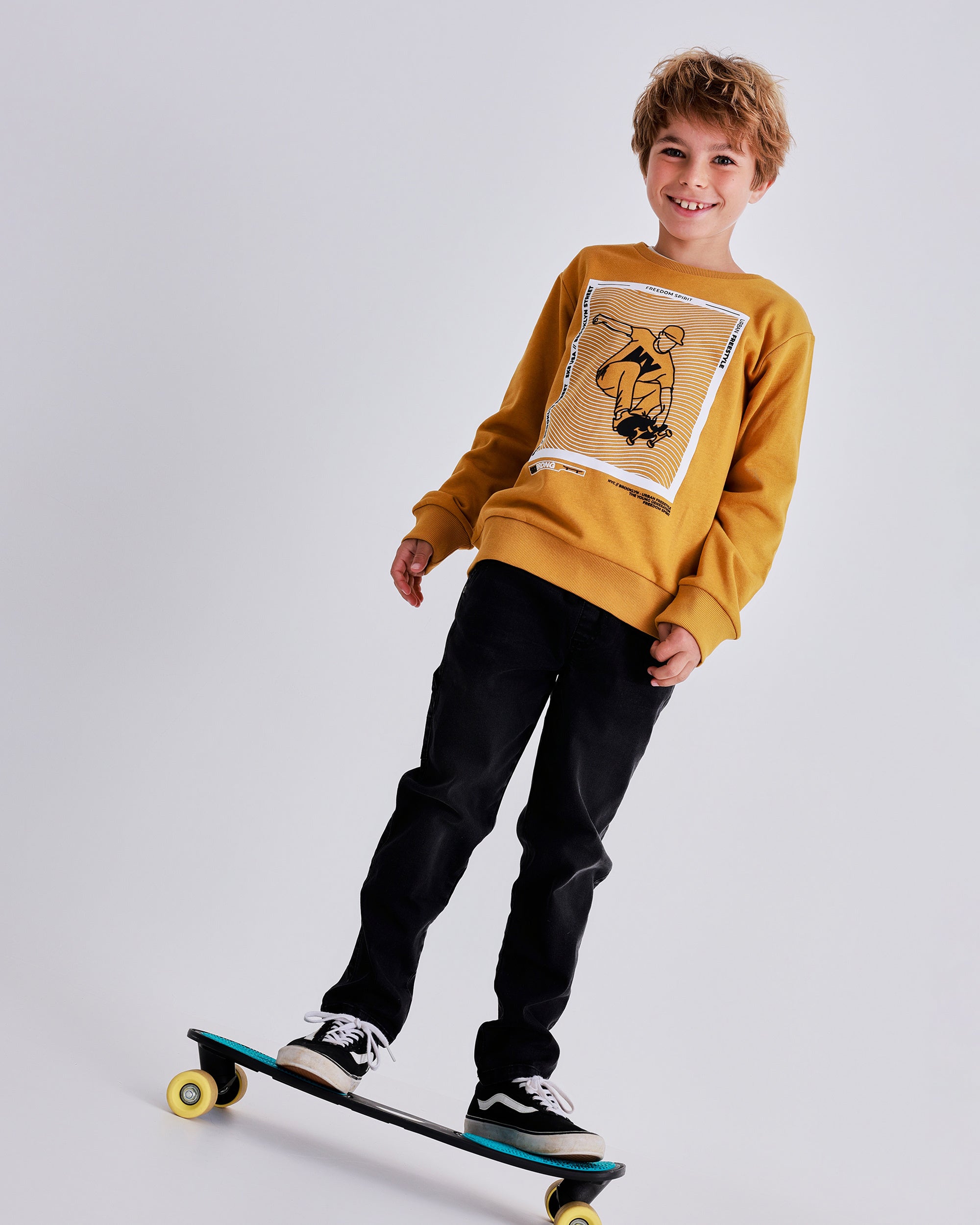 Pantalón negro de mezclilla para niño con cinco bolsillos