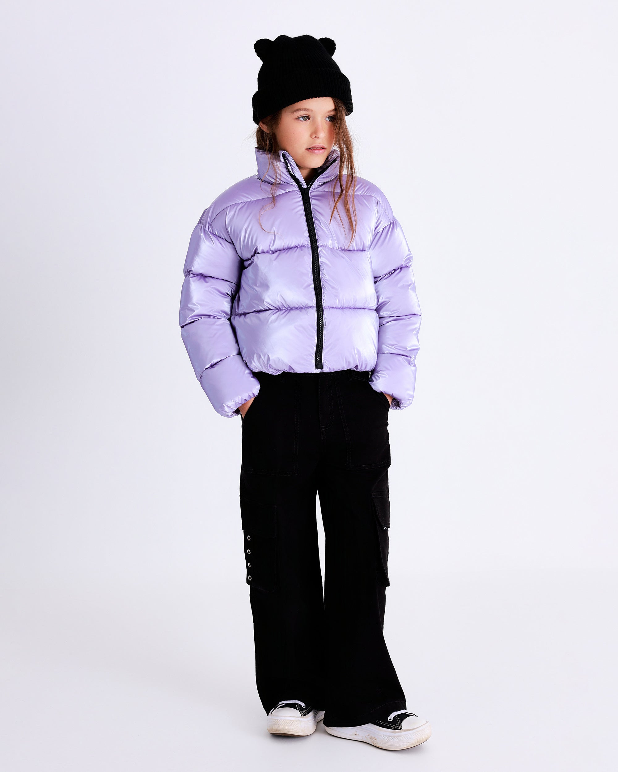 Pantalón cargo ancho negro con ojales decorativos para niña