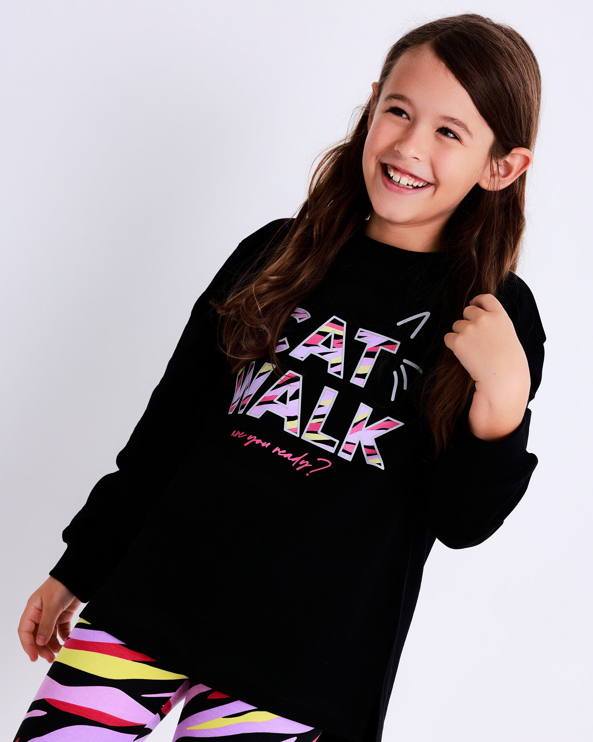 Sudadera negra de niña con estampado "CAT WALK"