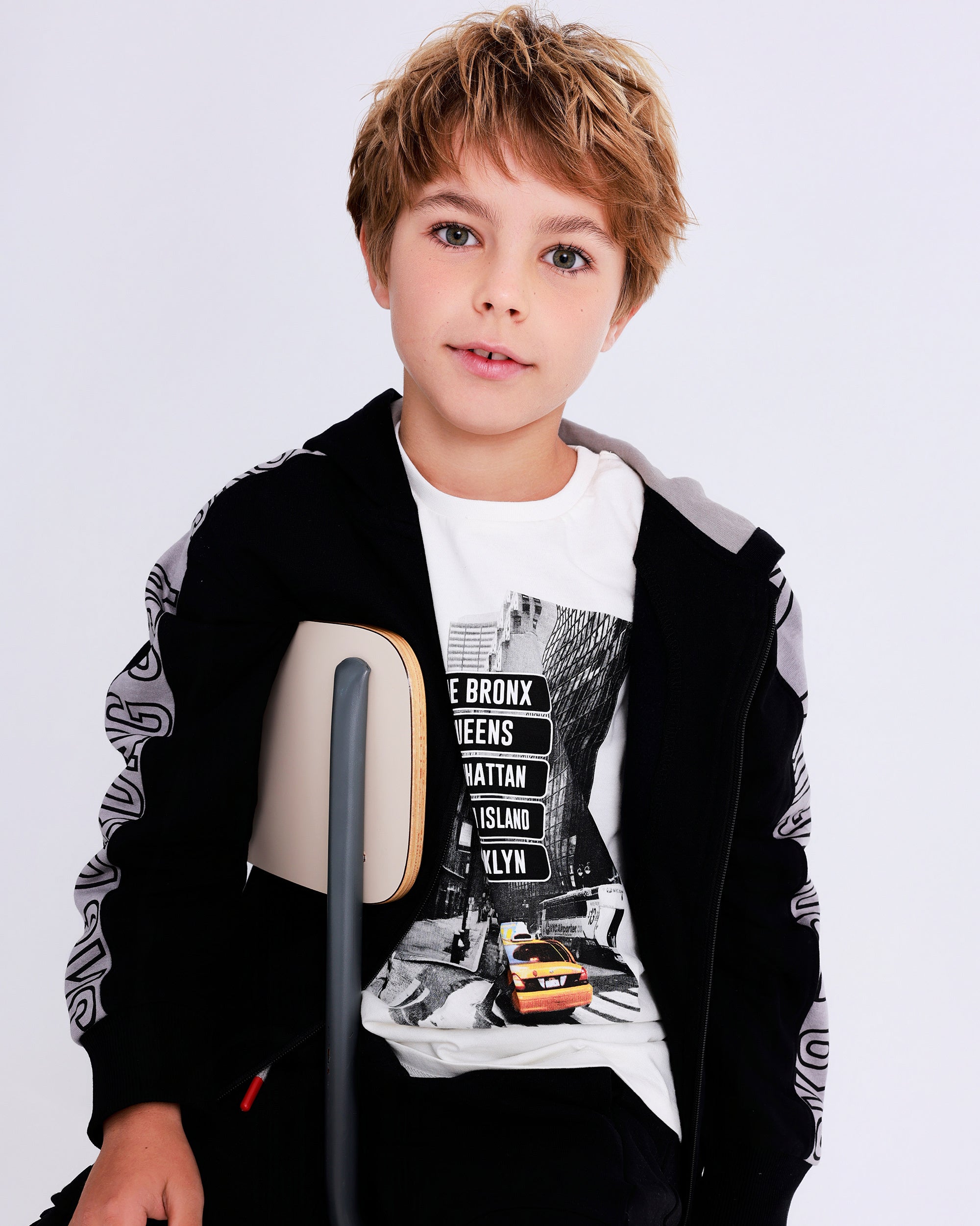 Sudadera con capucha negra para niño con franjas laterales y estampado