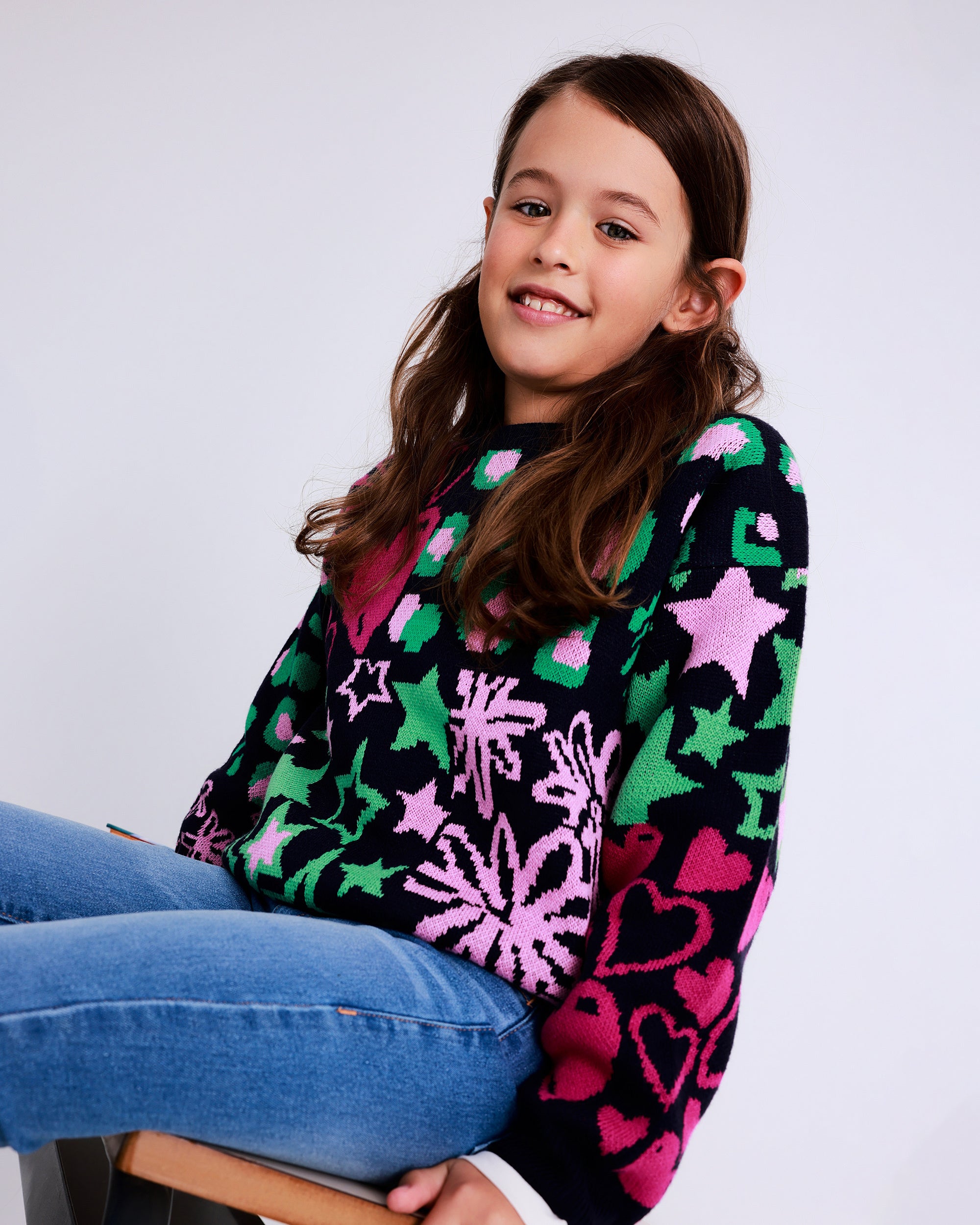 Jersey multicolor para niña con estampado de corazones, estrellas y flores