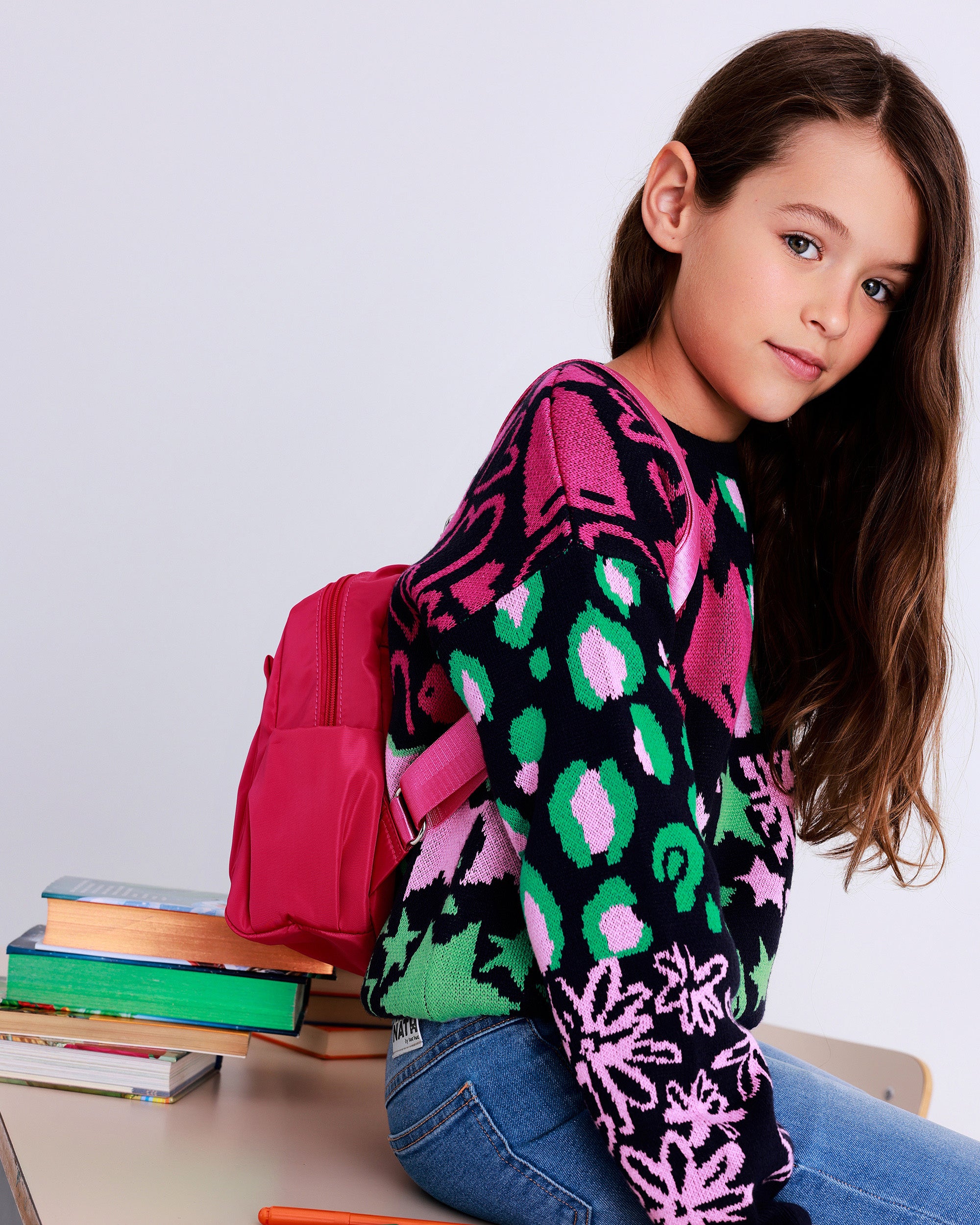 Jersey multicolor para niña con estampado de corazones, estrellas y flores