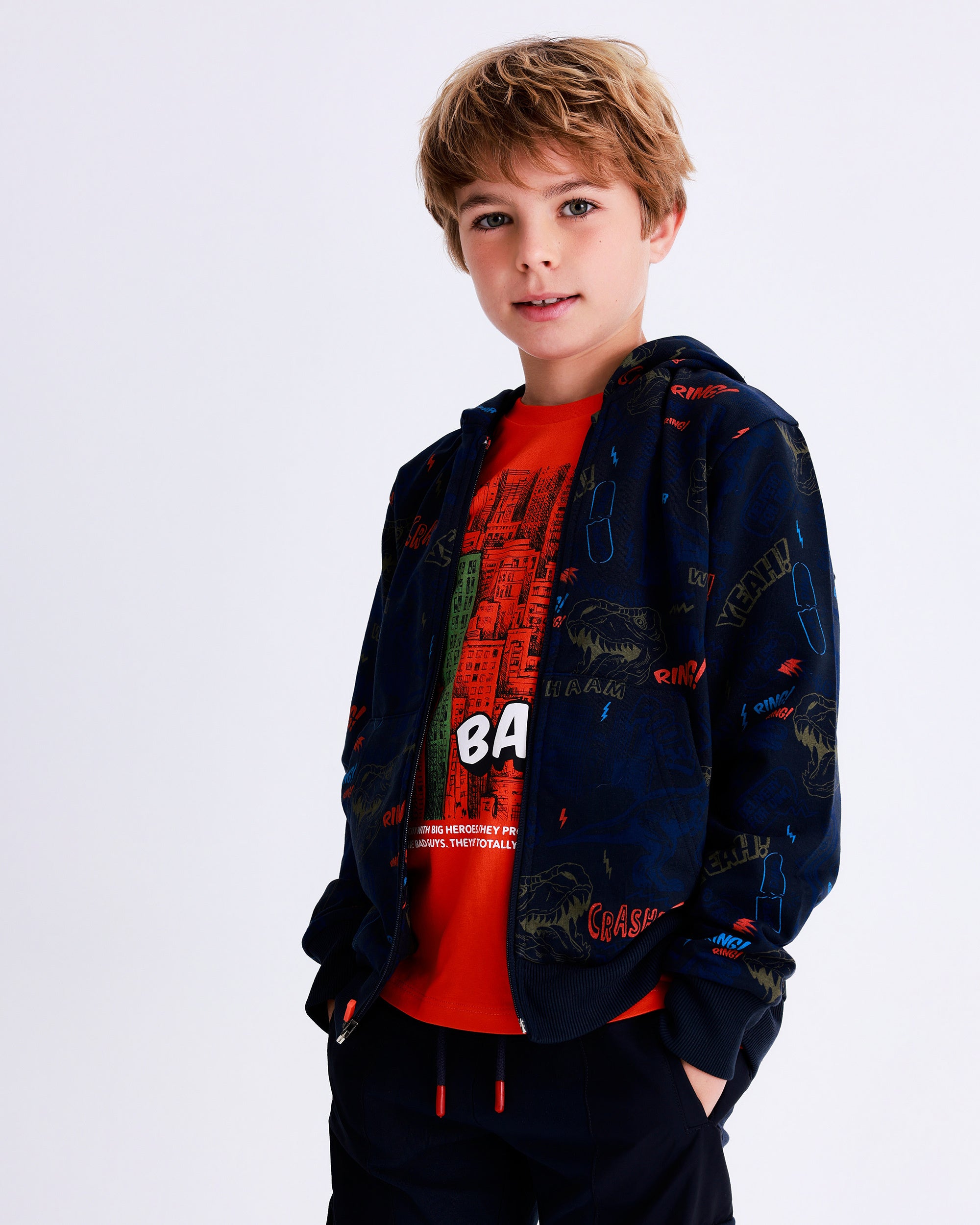 Sudadera con capucha para niño con estampado de dinosaurios y onomatopeyas