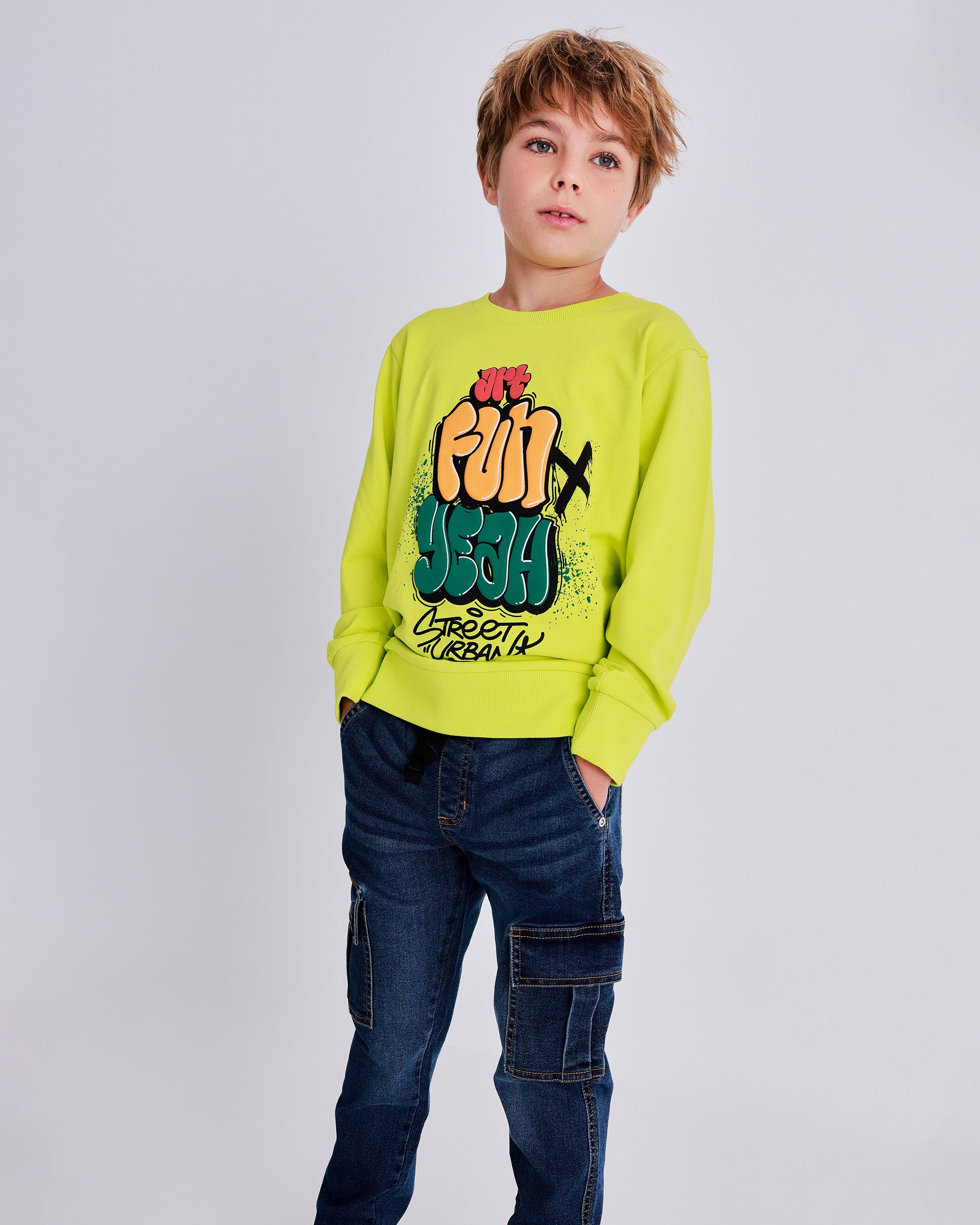 Pantalón jogger tipo cargo para niño en denim oscuro