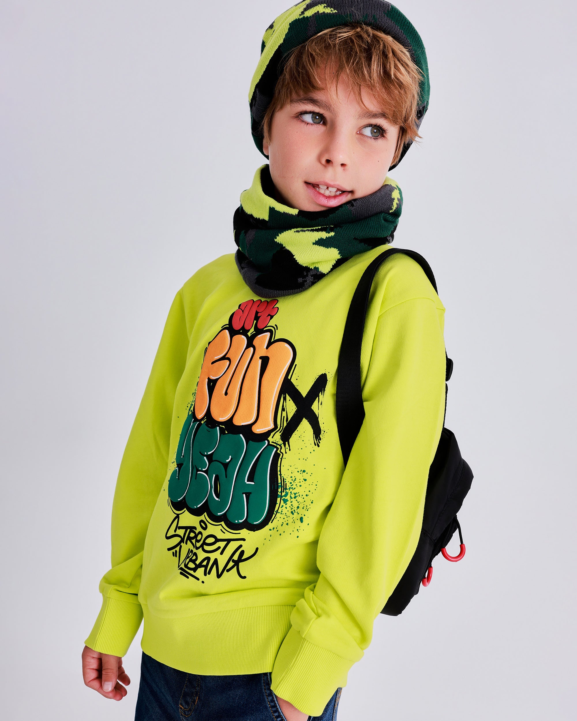 Sudadera verde lima para niño con estampado urbano
