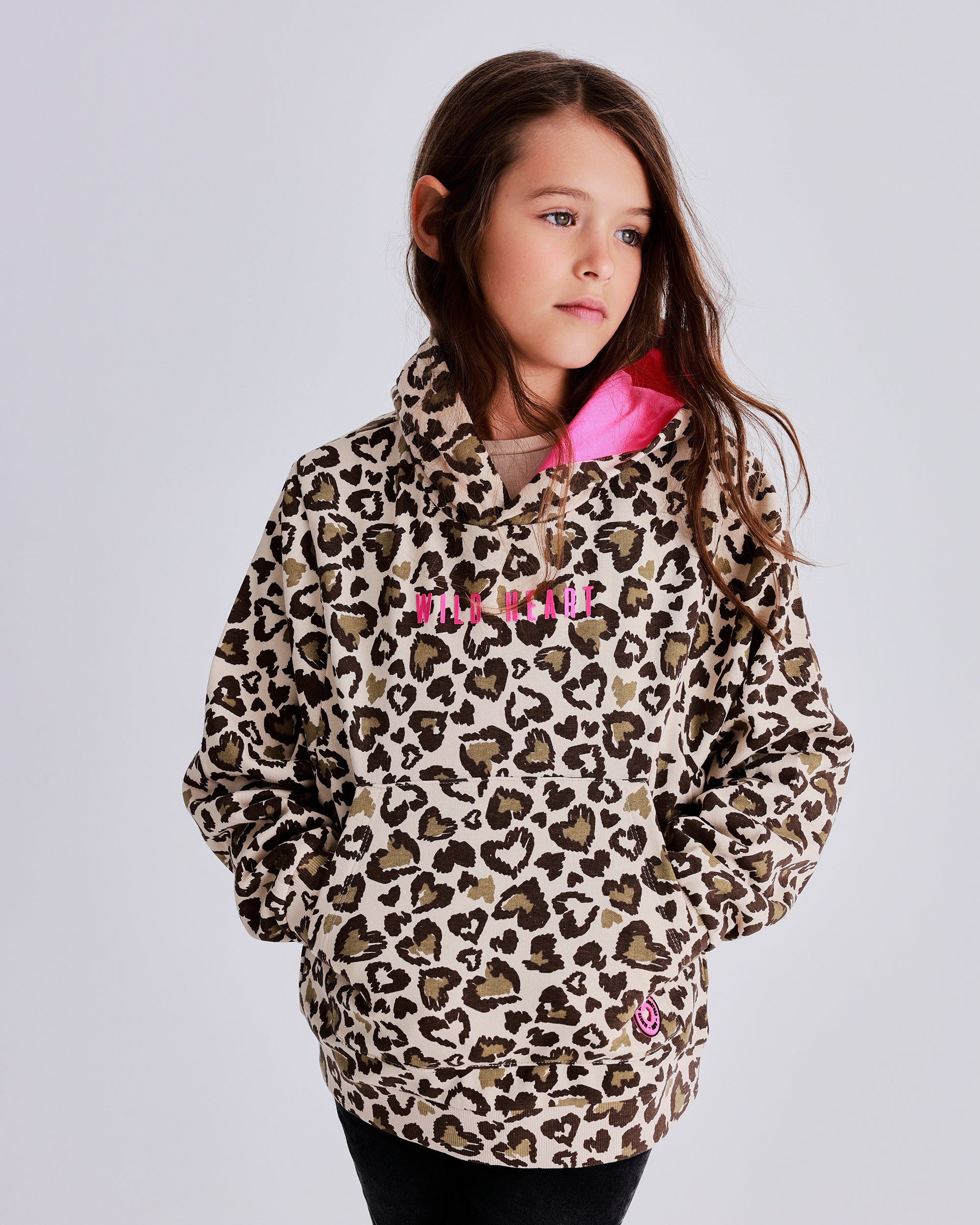 Sudadera con capucha estampado animal print con detalles fucsia para niña