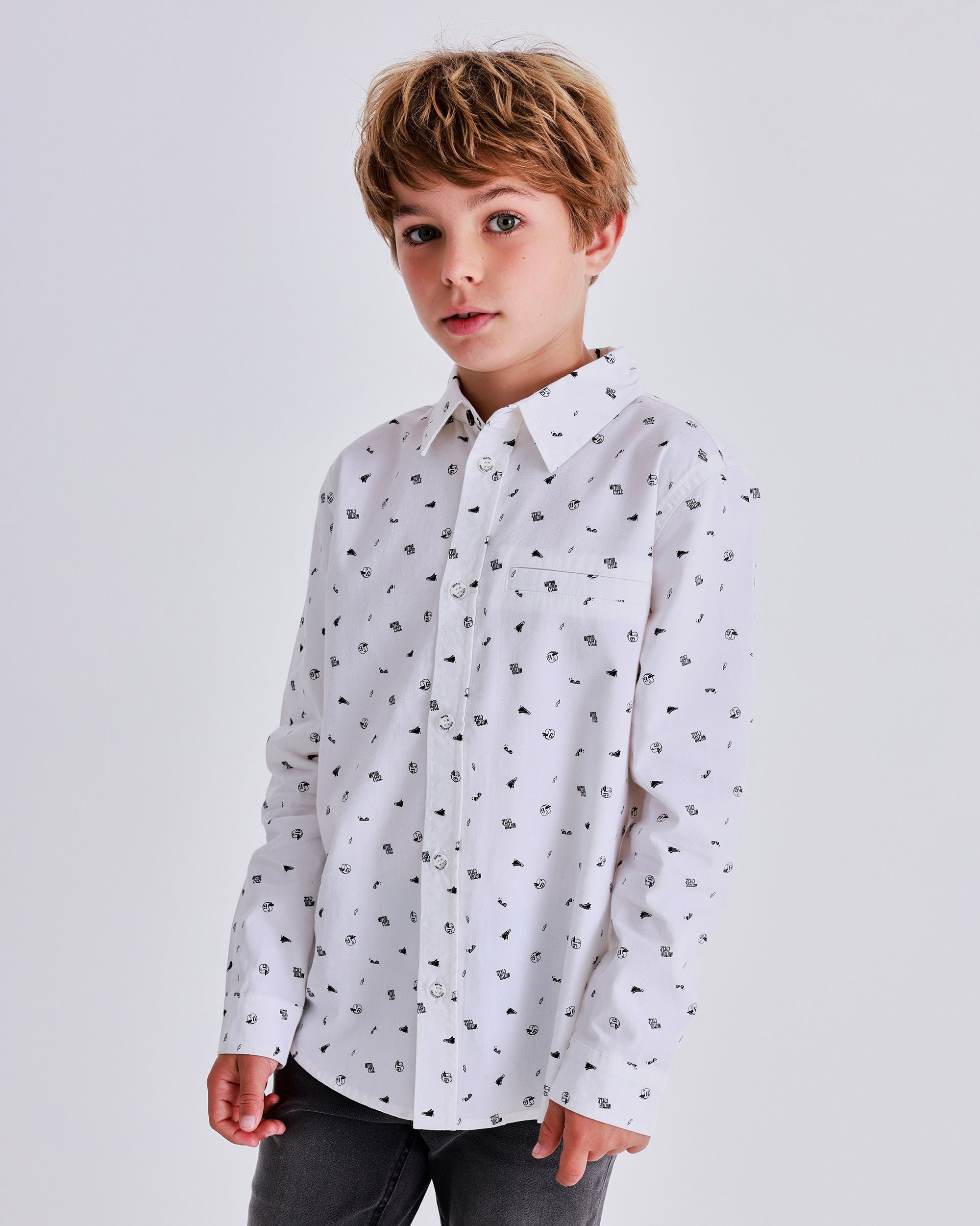 Camisa branca de manga comprida para menino com estampa pequena