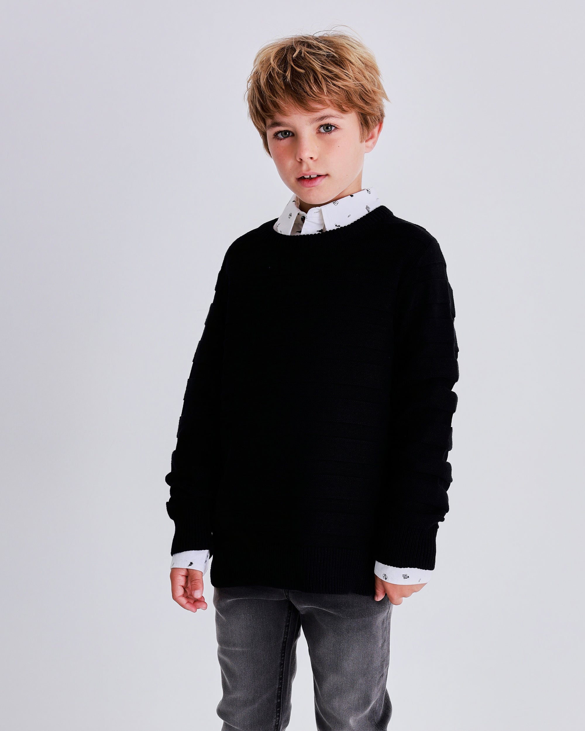 Suéter negro para niño con textura de rayas