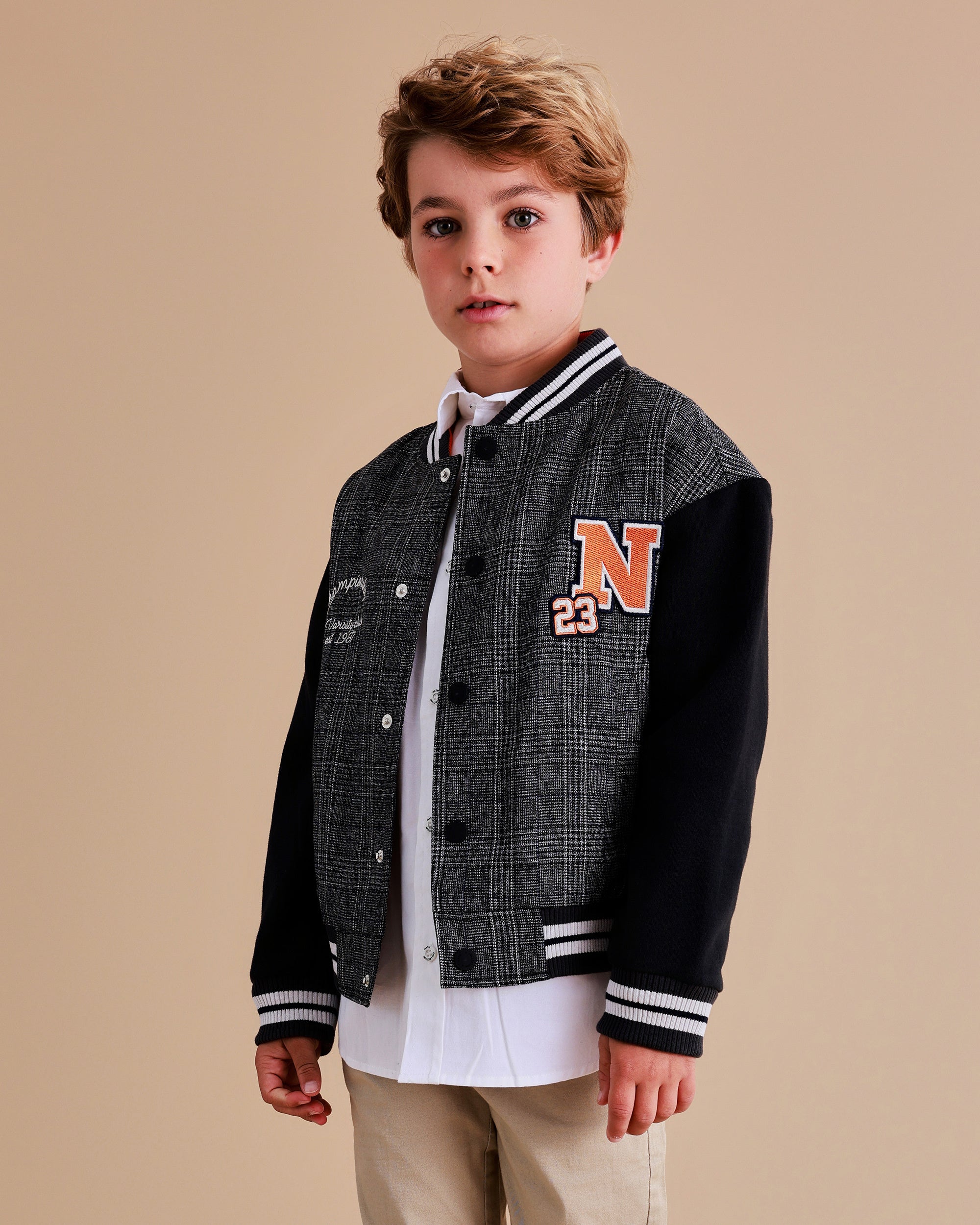 Chaqueta estilo varsity de niño con estampado de cuadros y