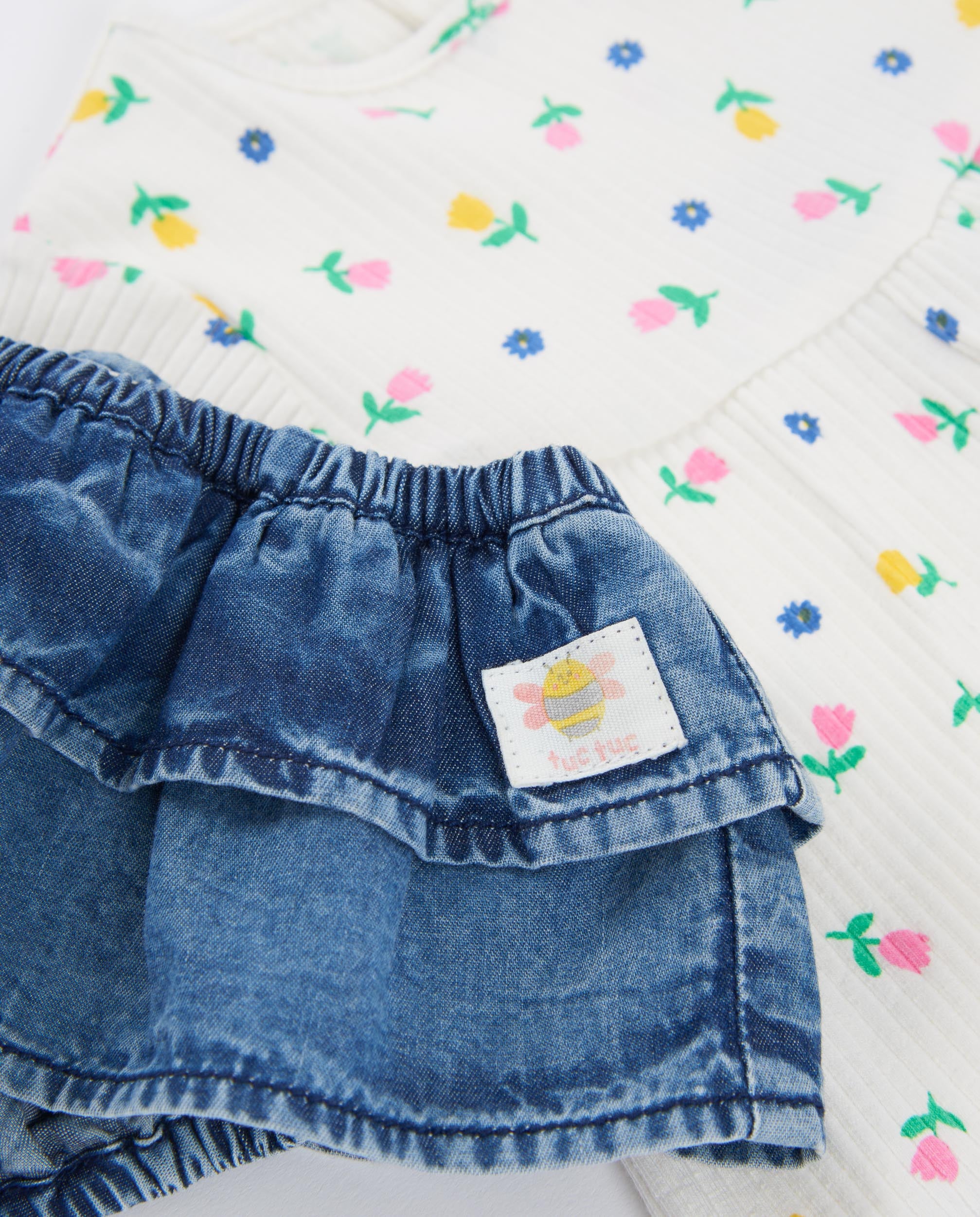 Conjunto de recién nacido de punto y diseño floral
