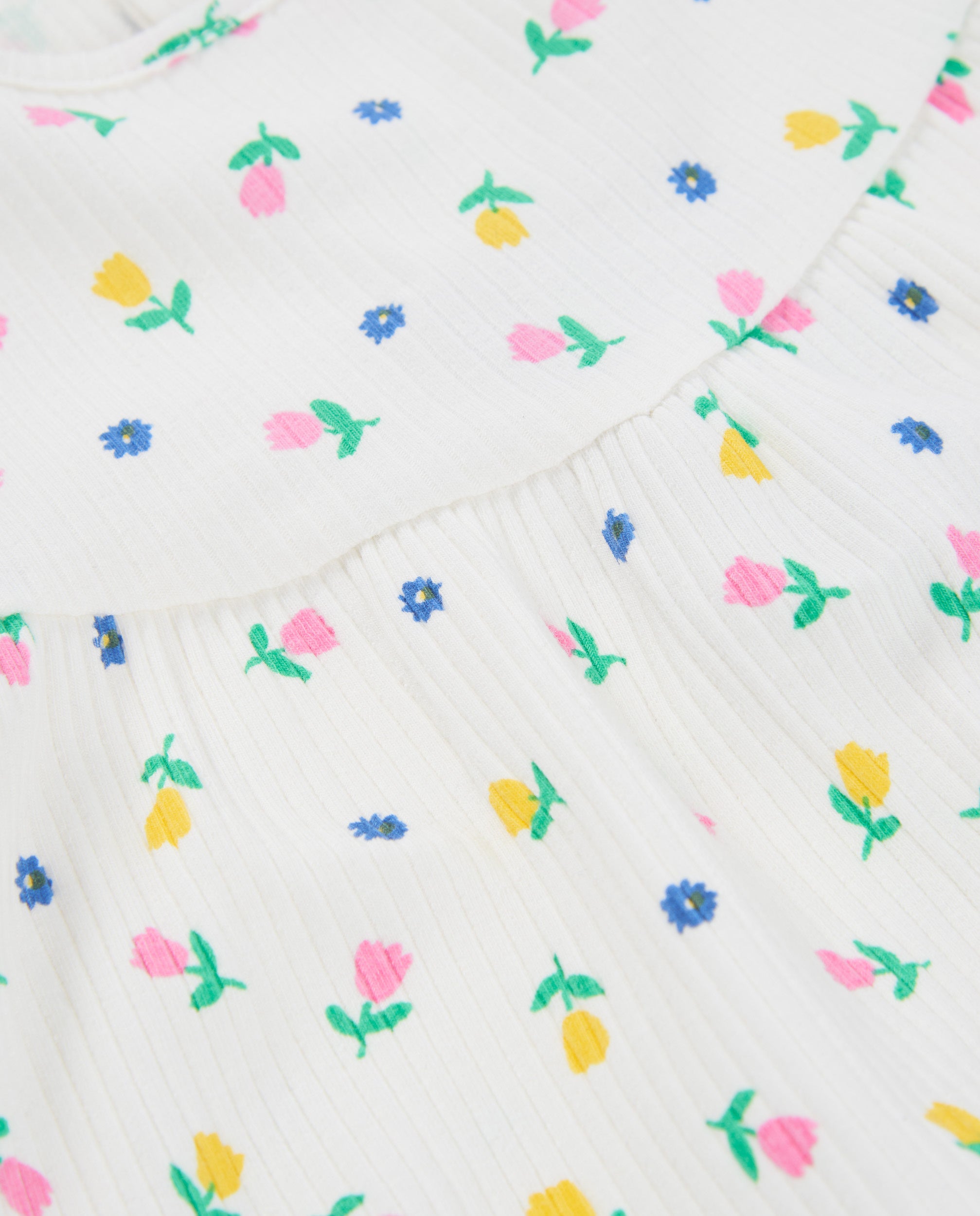 Conjunto de recién nacido de punto y diseño floral