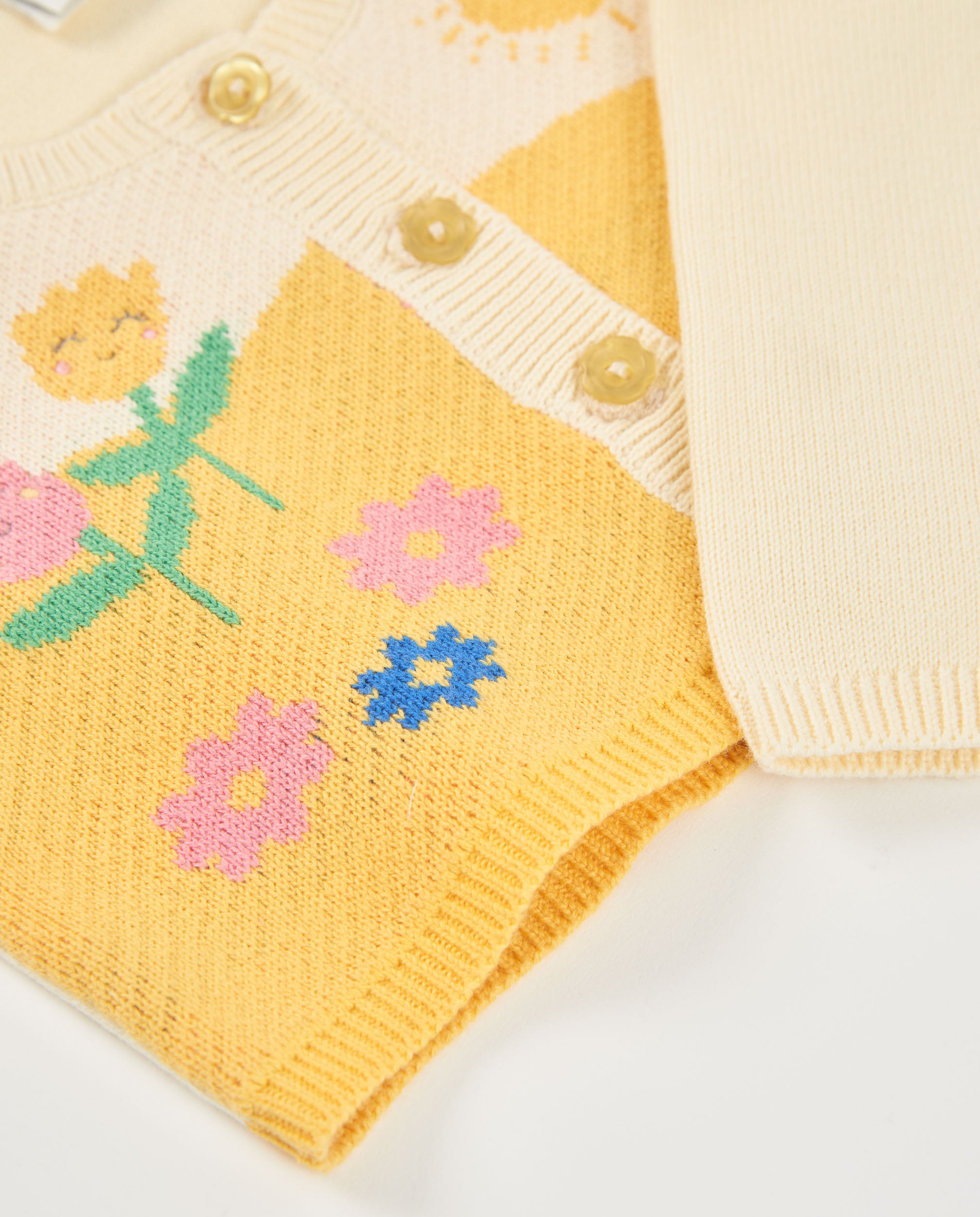 Chaqueta de recién nacido de tricot y motivos florales
