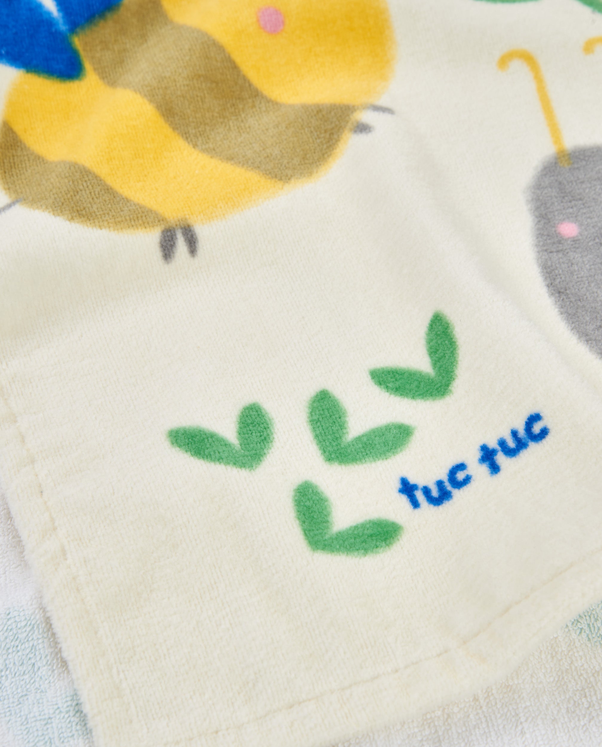 Toalla poncho de recién nacido de punto y detalles en relieve