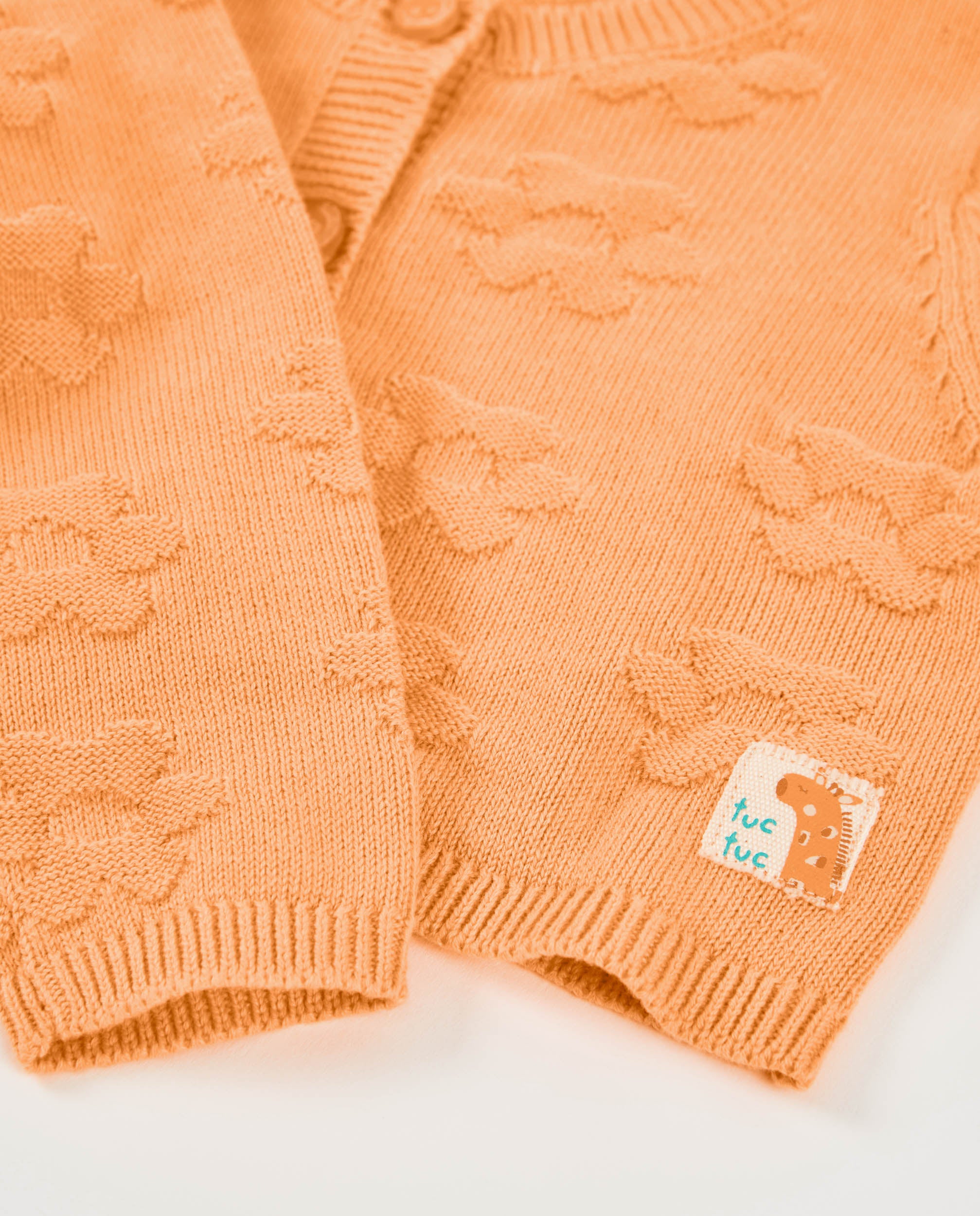 Chaqueta de recién nacido de tricot y diseño en relieve