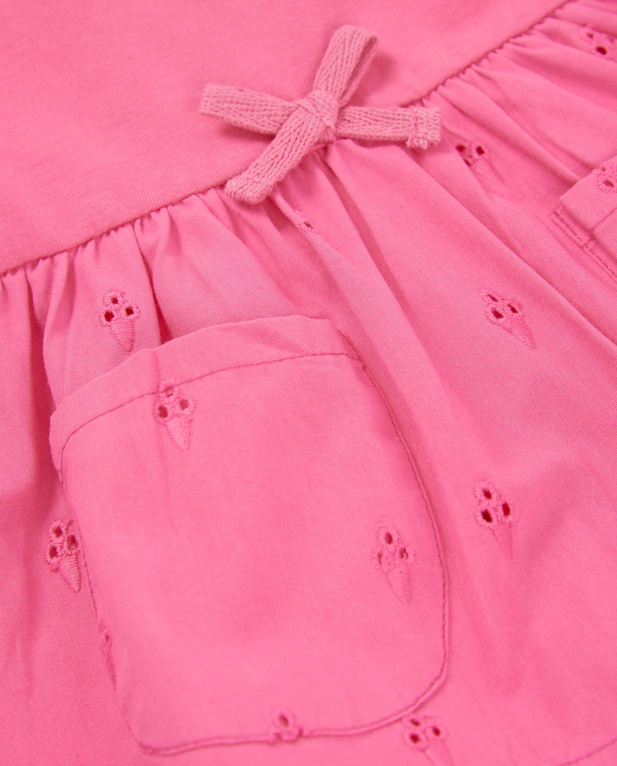Vestido de recién nacido de plana con delicados bordados