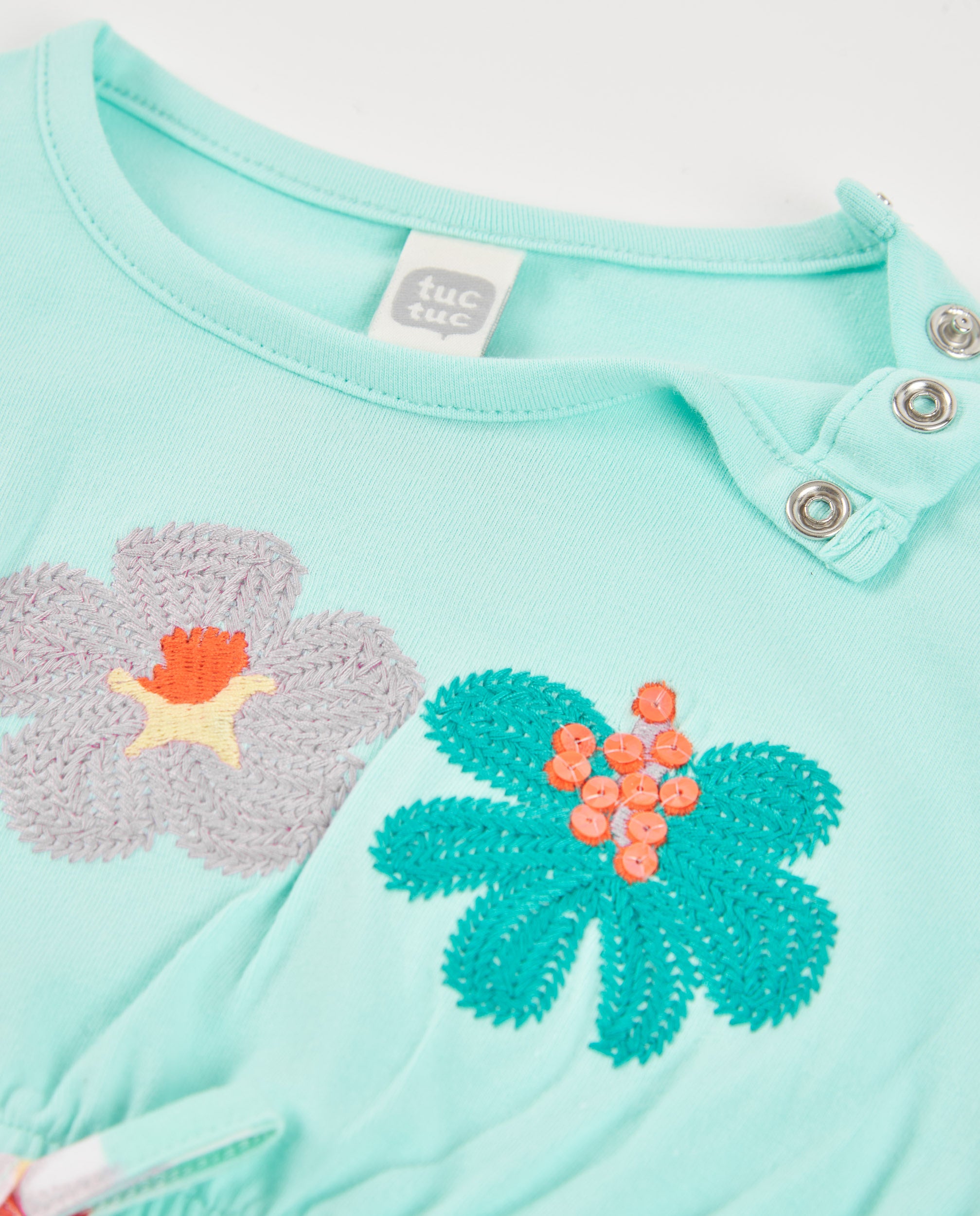 Vestido de niña de punto y flores bordadas
