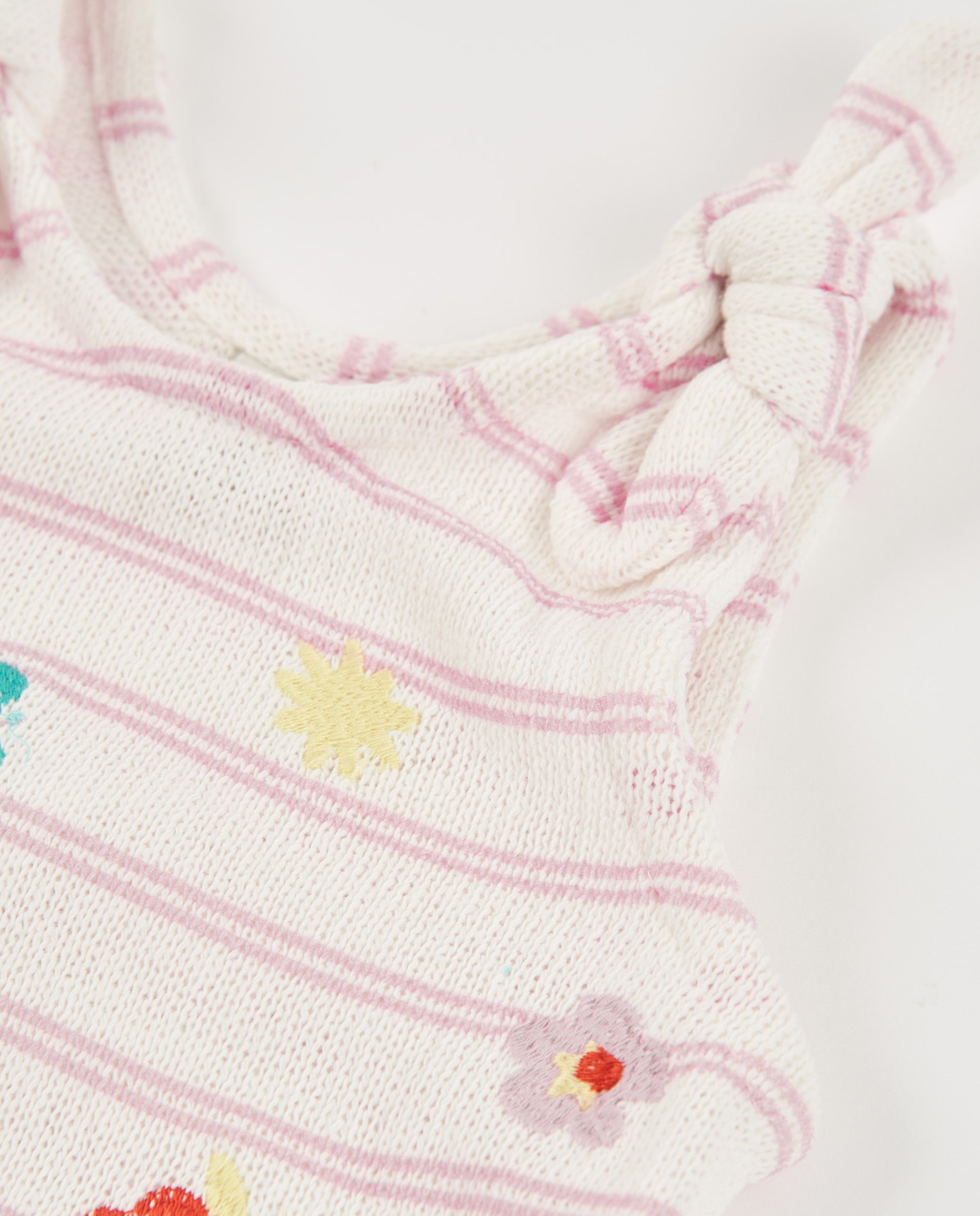 Camiseta de niña de tricot y detalles bordados