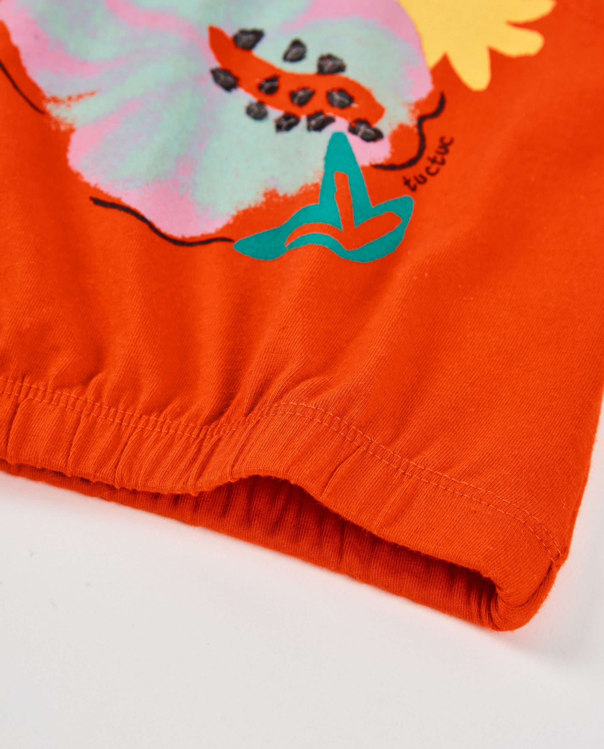 Camiseta de niña de punto y bajo engomado