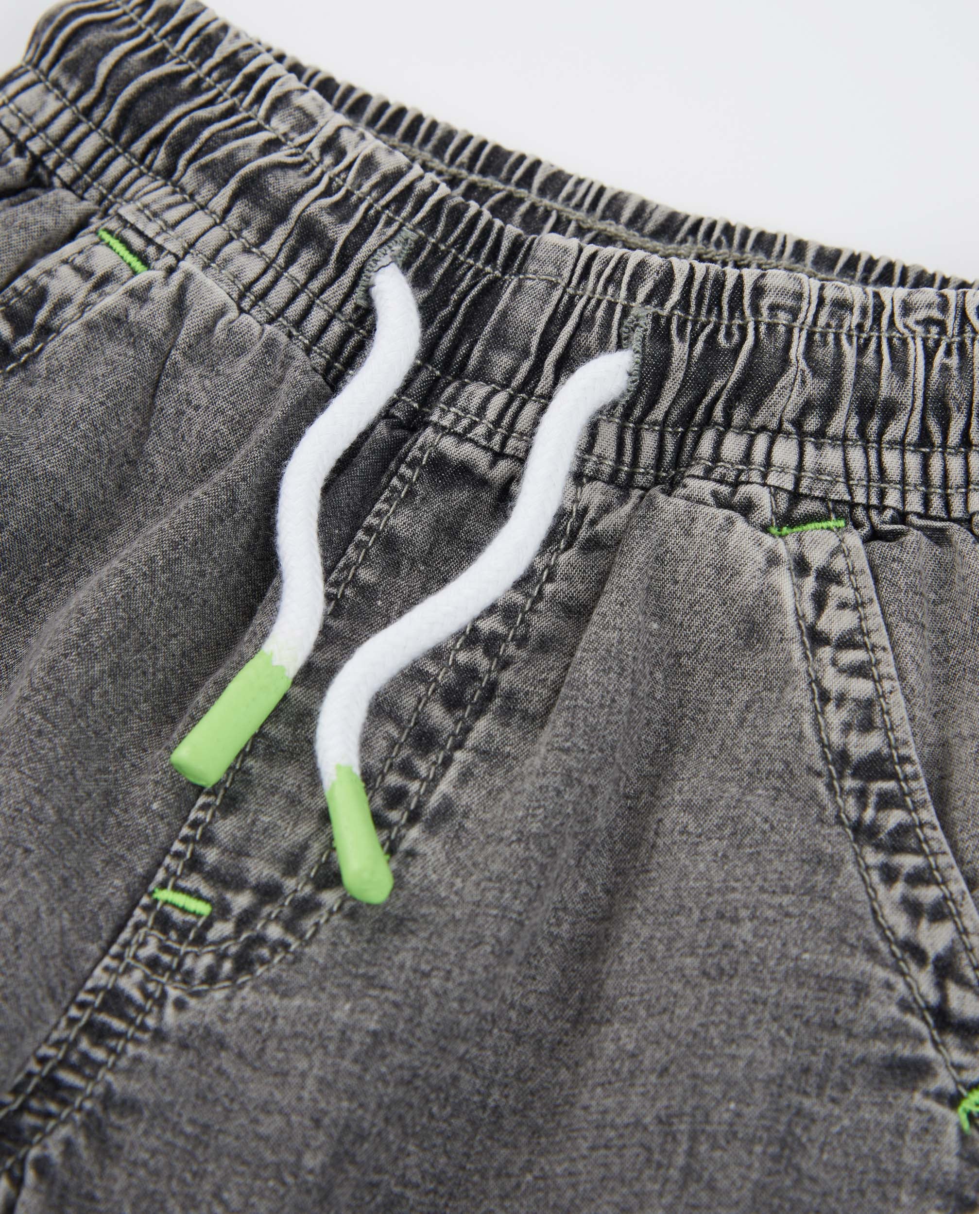 Pantalones de niño de plana y denim efecto lavado