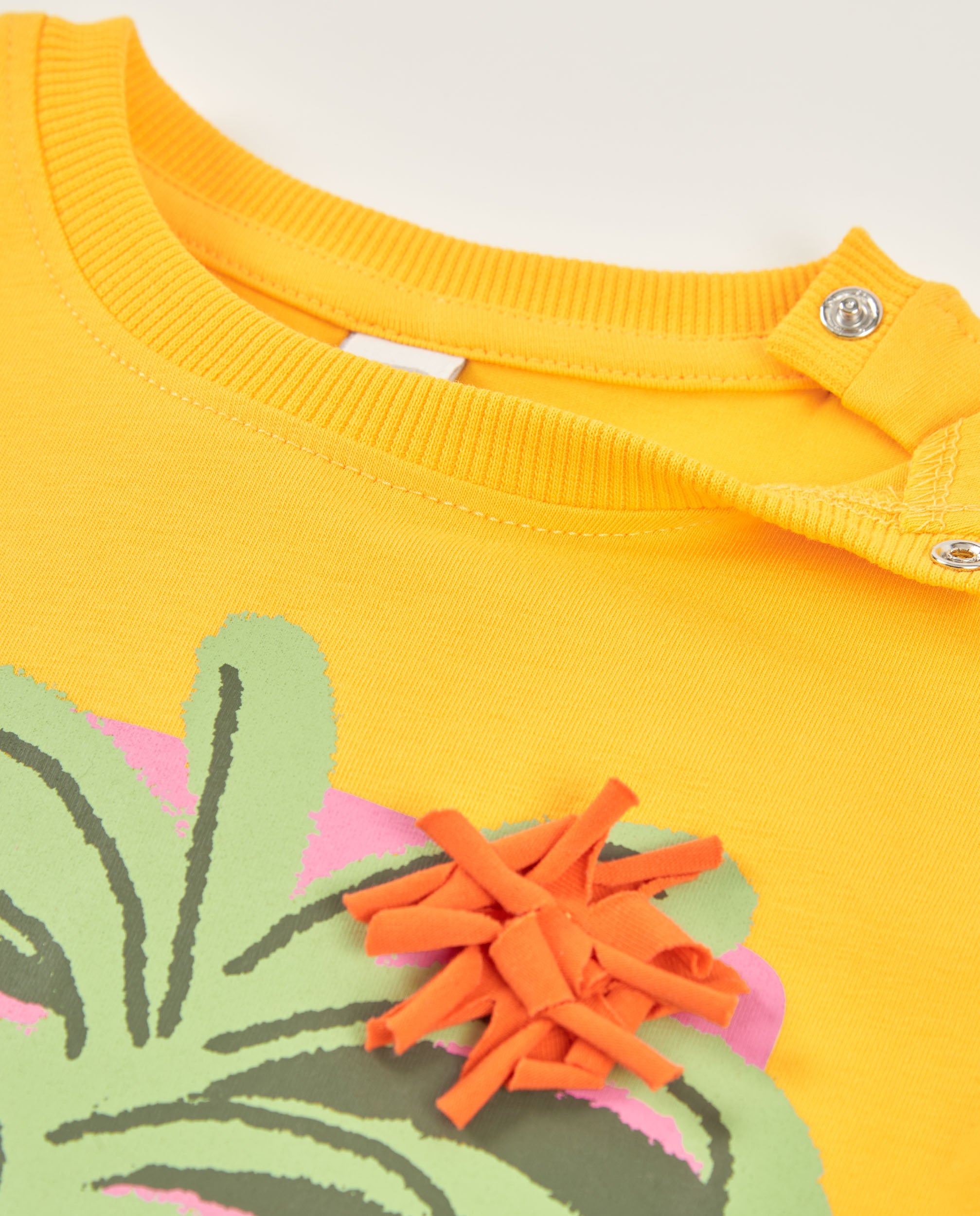 Camiseta de niña de punto y detalles en relieve