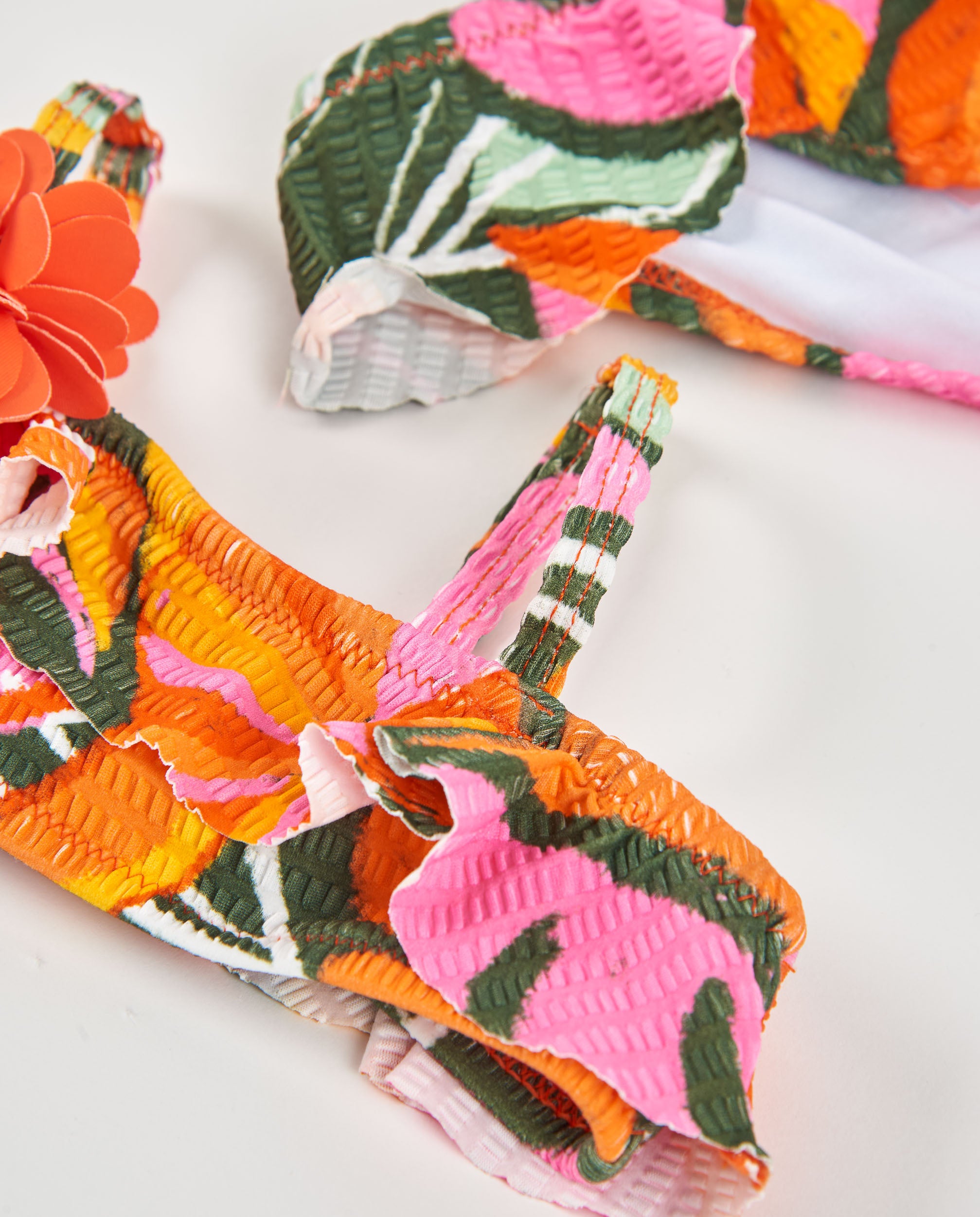 Bikini de niña de punto y detalle floral en relieve