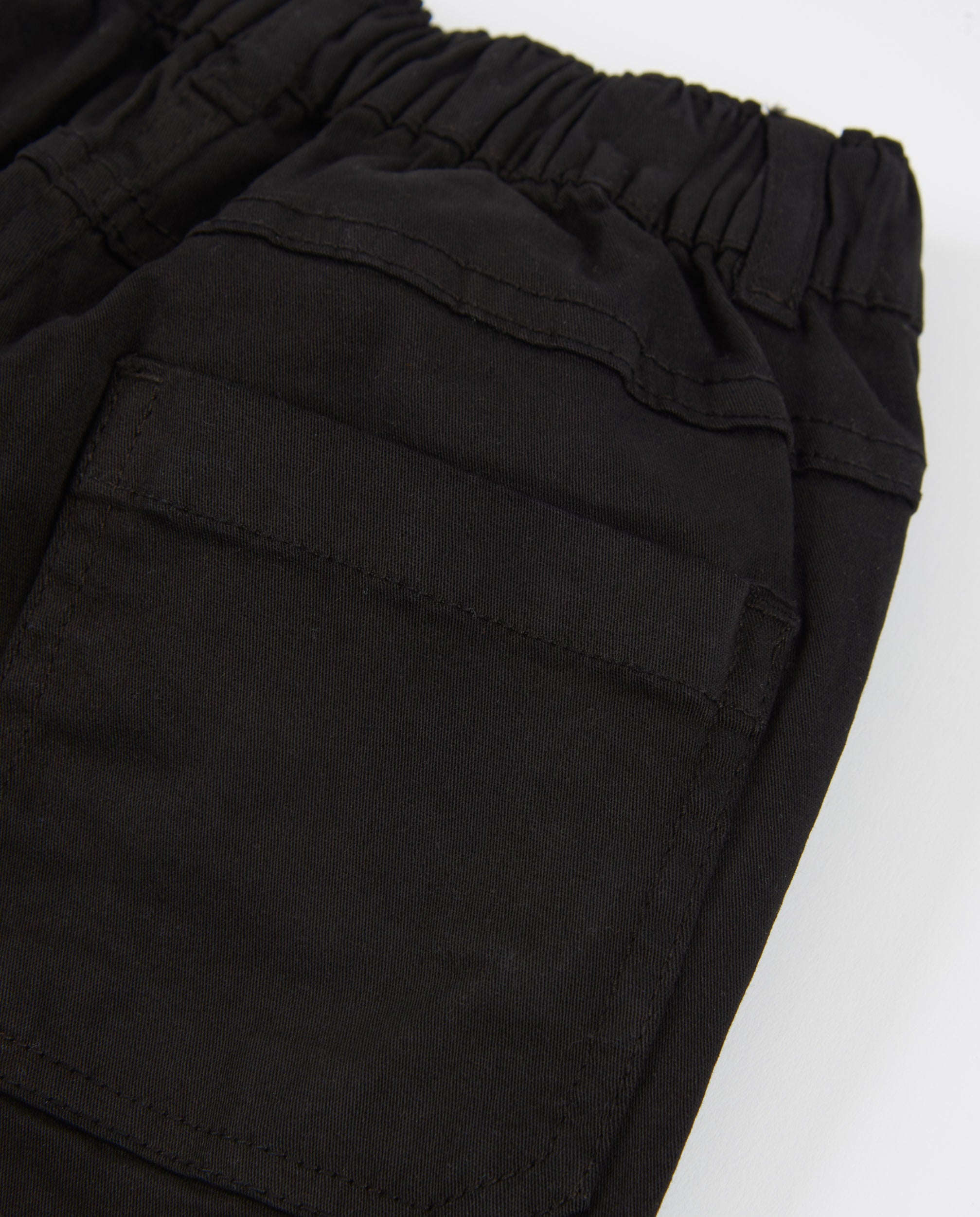 Pantalones de niño de plana con tejido resistente