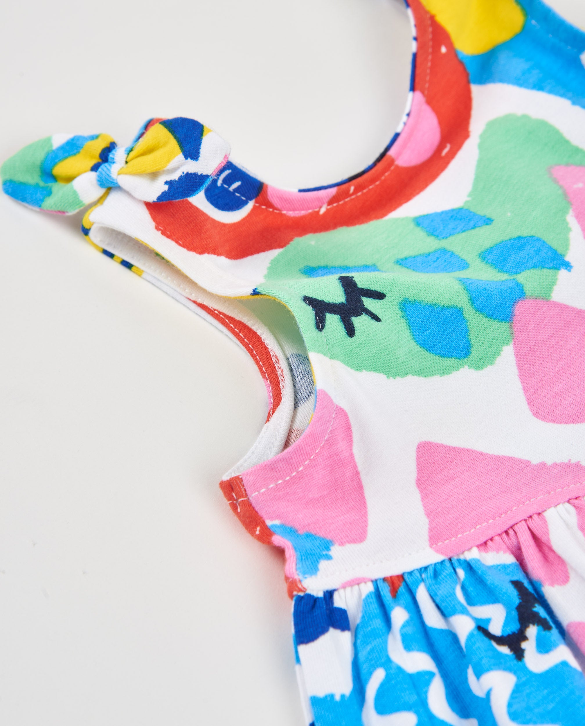 Vestido de niña de punto con tirantes anudados