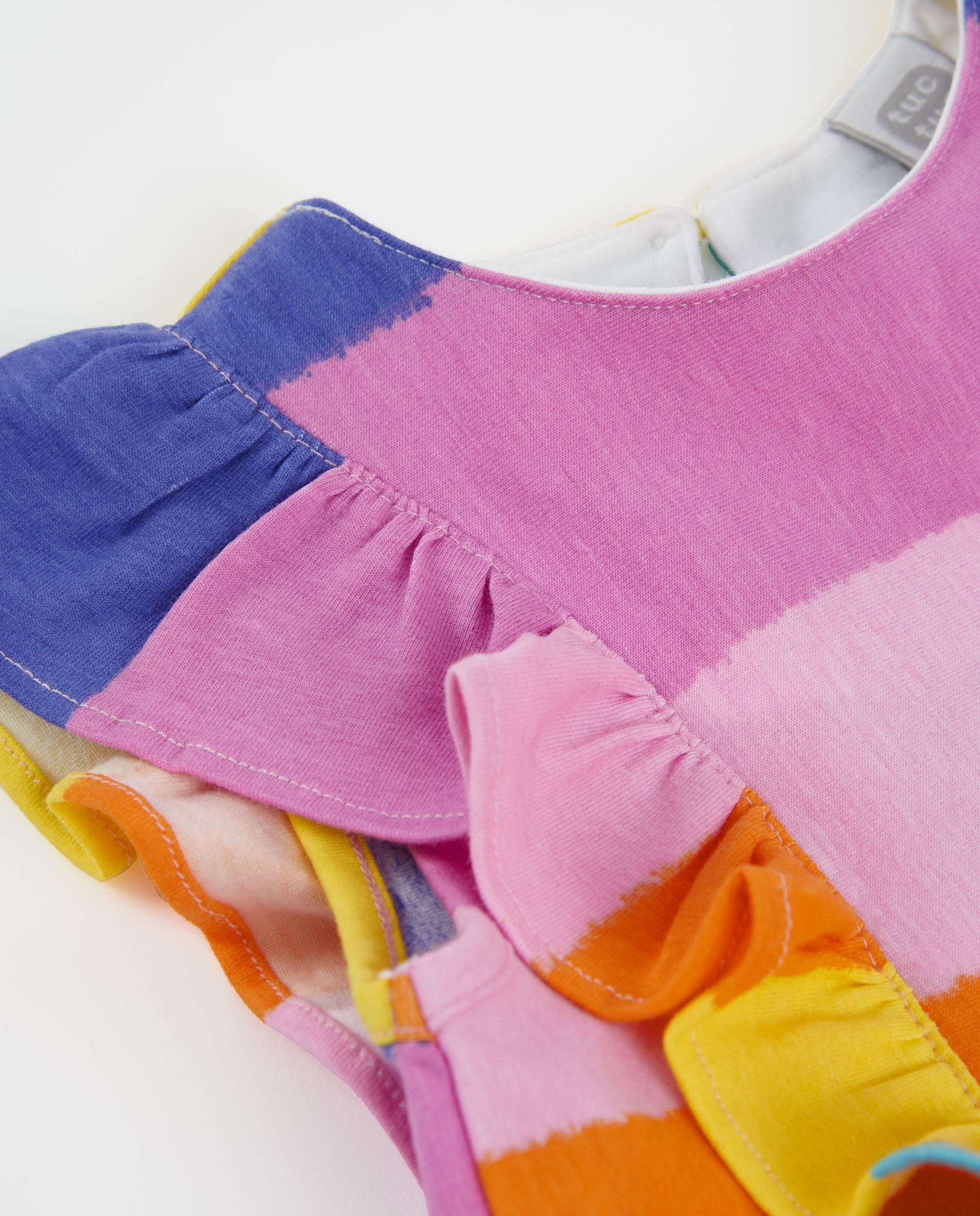 Vestido de niña de punto y volantes en tirantes