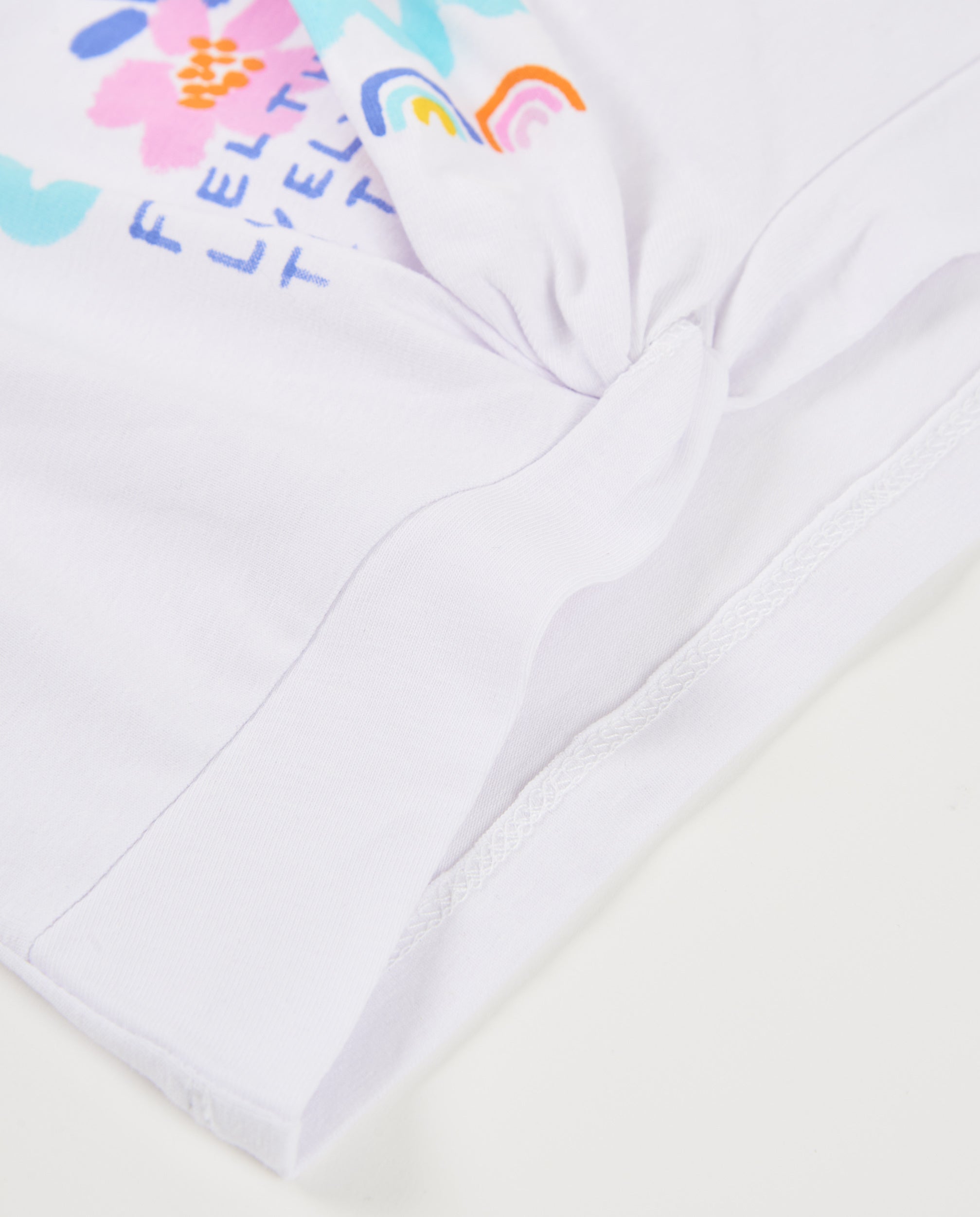 Camiseta de niña de punto y nudo decorativo