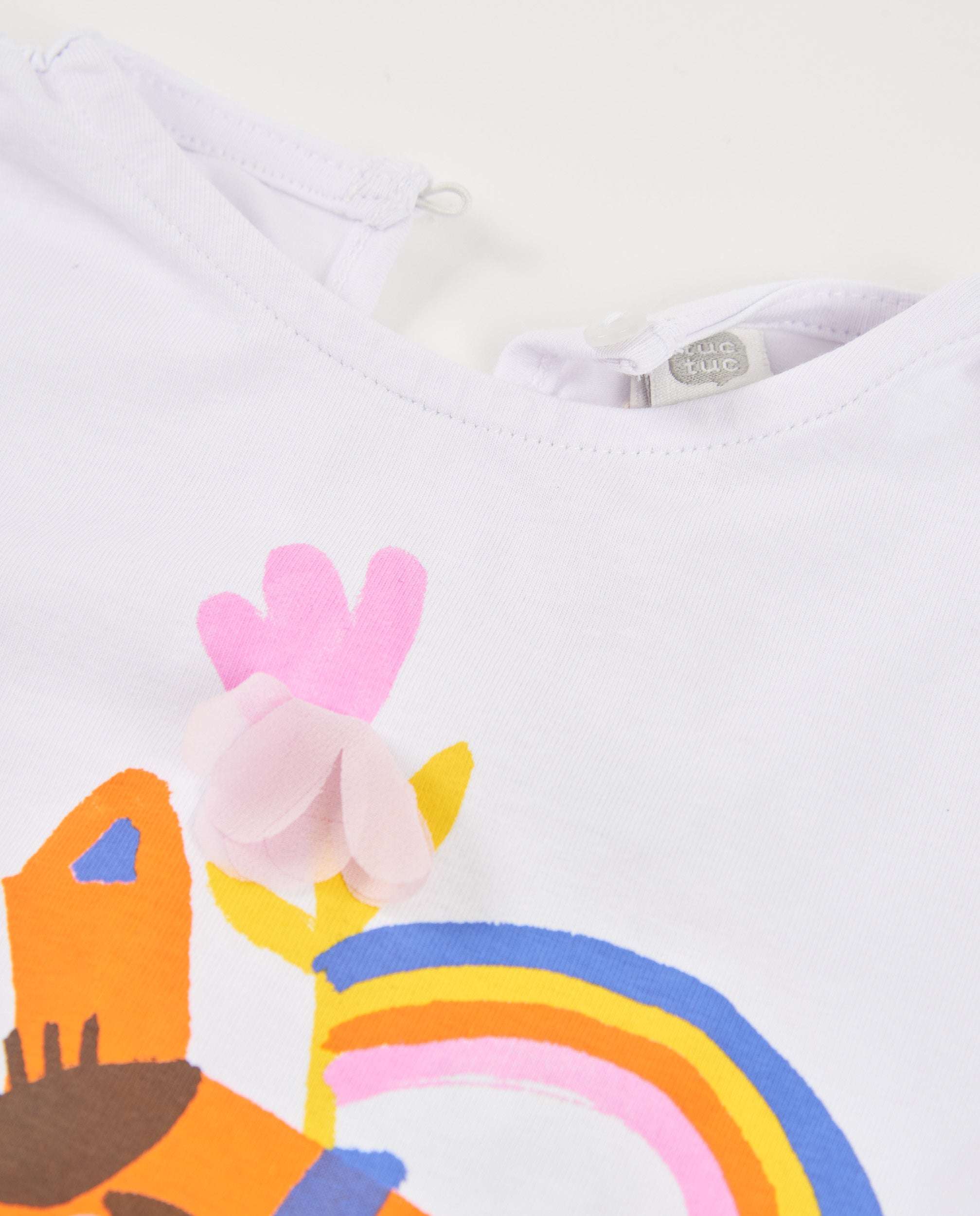 Camiseta de niña de punto y flores en relieve
