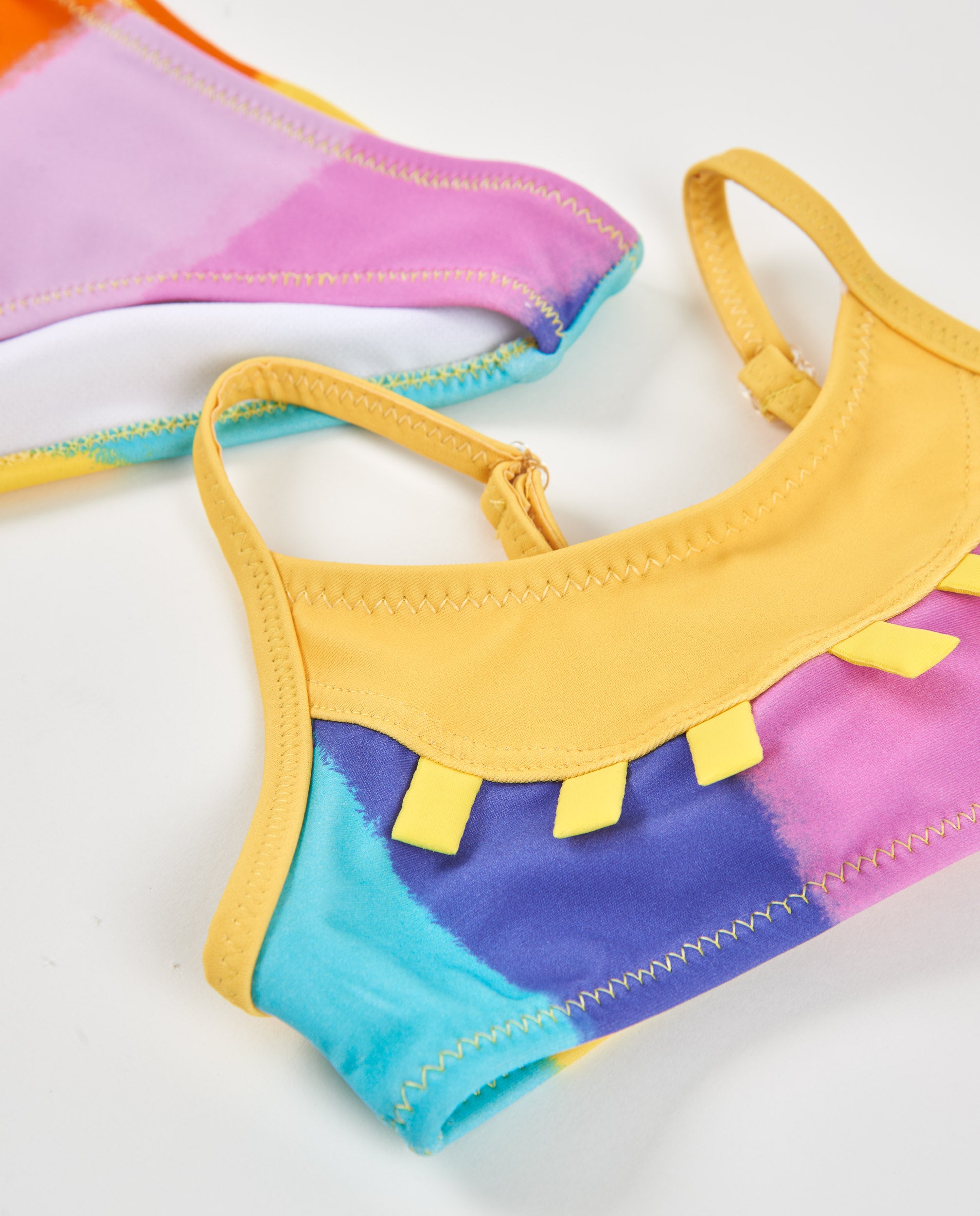 Bikini de niña de punto y tiras decorativas