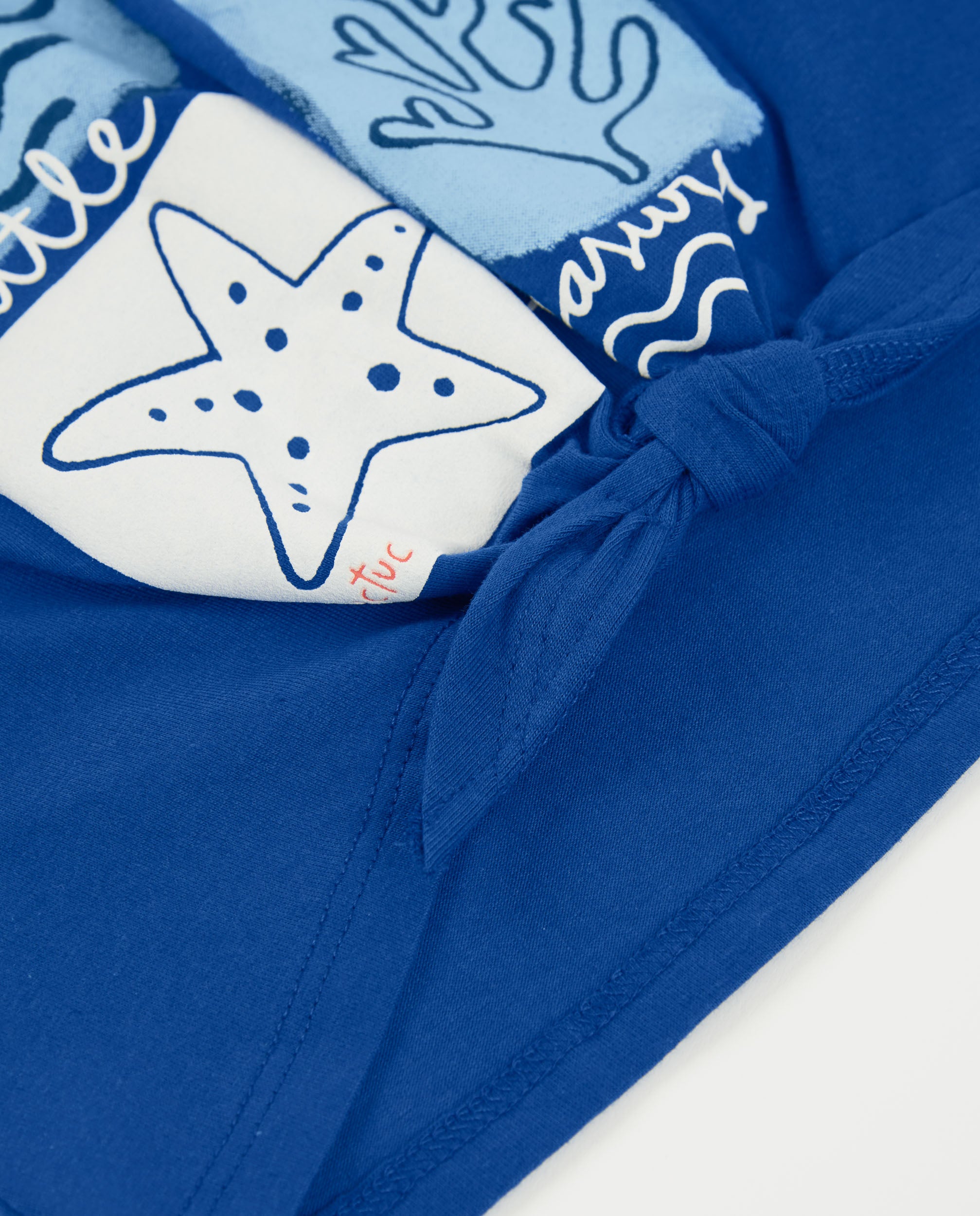 Camiseta de niña de punto y nudo decorativo en el bajo