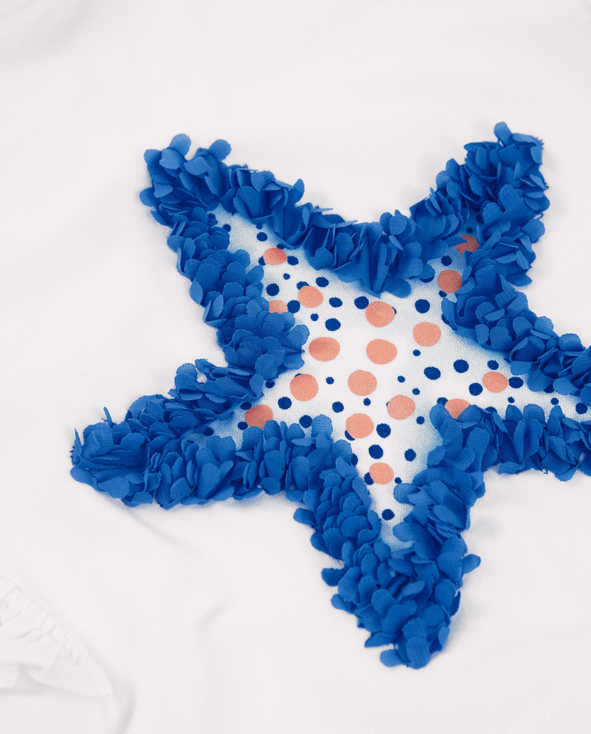 Camiseta de niña de punto y estrella con textura