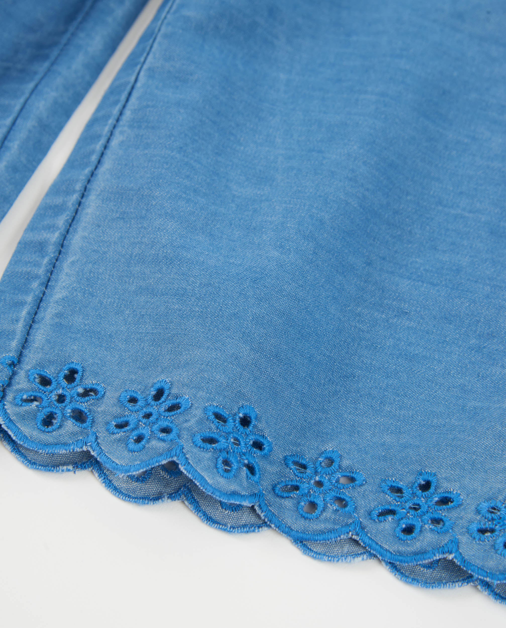 Pantalones de niña de plana y denim ligero
