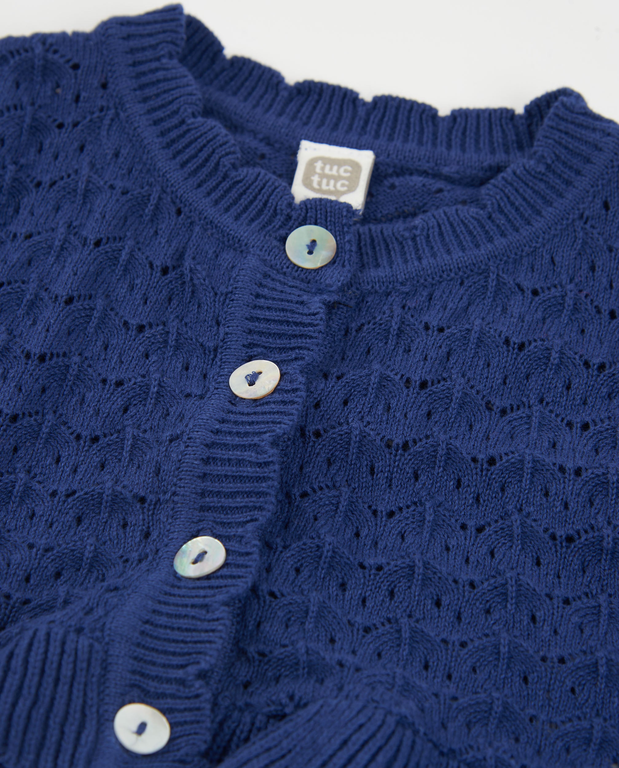 Chaqueta de niña de tricot con diseño calado
