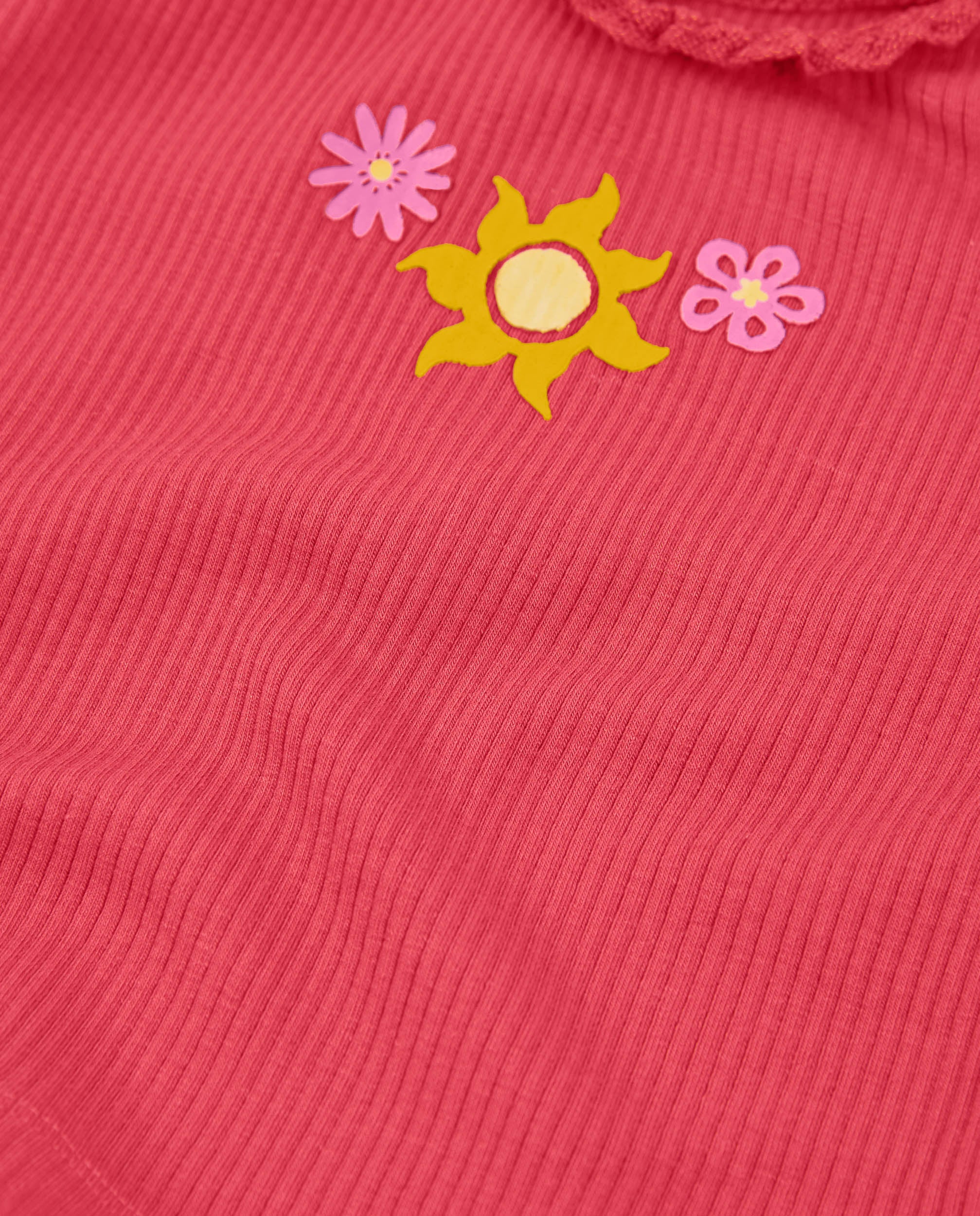 Camiseta de niña de punto con volantes en el cuello