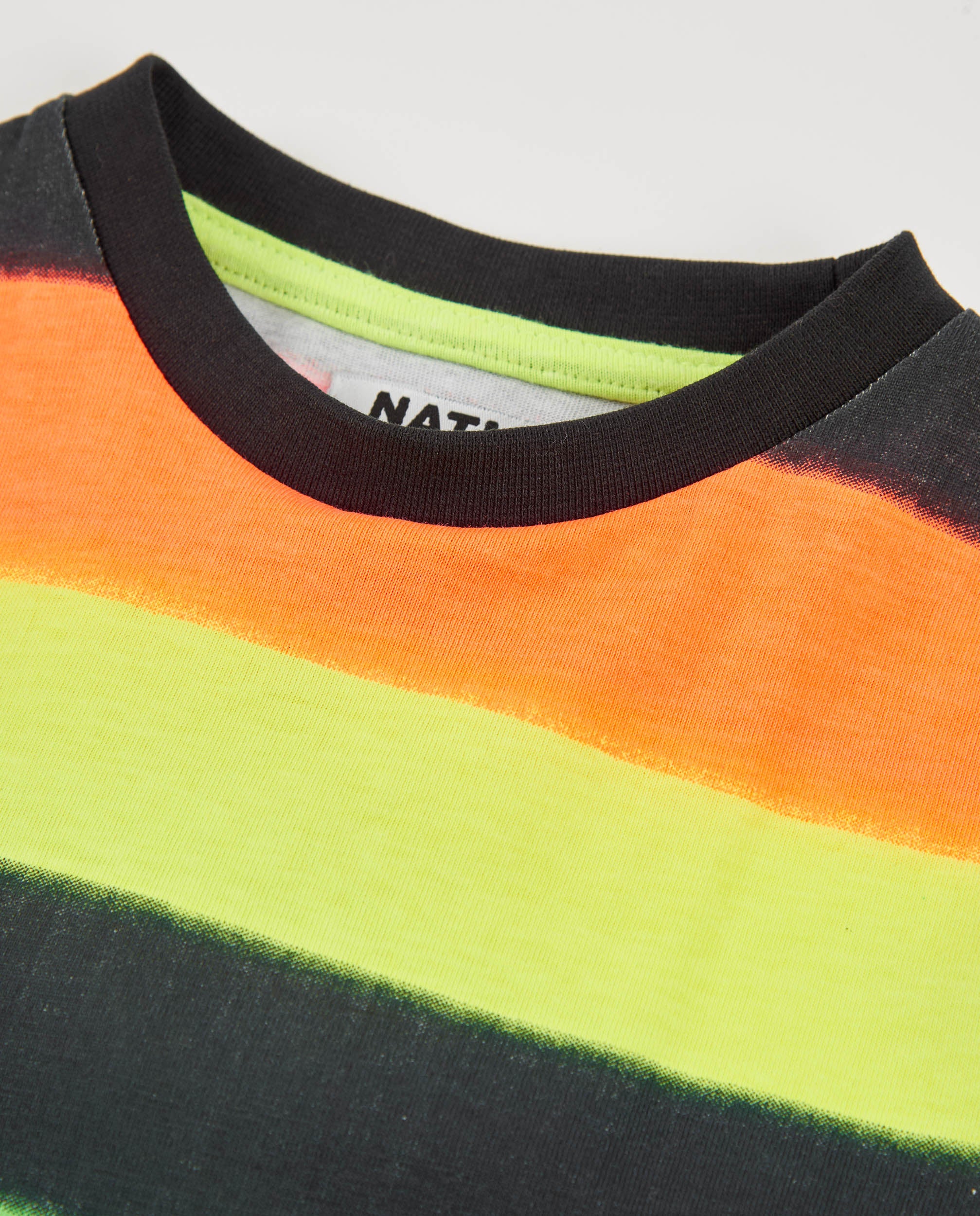Camiseta de niño de punto con franjas horizontales